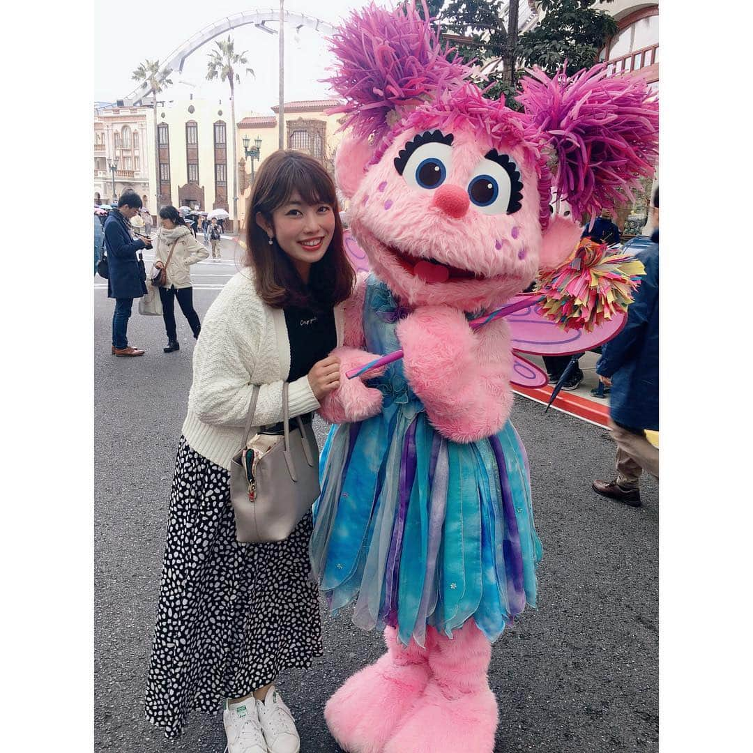 梅山茜さんのインスタグラム写真 - (梅山茜Instagram)「. ＊久しぶりのUSJ〜キャラクター編〜＊ . この日は雨予報だったから たくさんキャラクターがいたんだけど 唯一撮れたのがこの子😂 アビー・カダビーっていうんだって💕 妖精の女王の国からやって来たらしく 魔法のステッキみたいなの持って可愛かった⭐️ 他にもエルモとかクッキーモンスターとかもいたよ🍪 てるてる坊主作ったからか、 土砂降りになることはなかったけど 雨の日でも１日満喫できるのはいいっ🌱✨ 実は年パスを学生の頃ぶりに買ったので コナンの謎解きもそうだけど 他のアトラクションも乗りに何回も行こ〜っと！ . #アナウンサー#女子アナ#ゴジカル#ユニバ#ユニバーサルスタジオジャパン#アビー#アビーカダビー#セサミストリート#エルモ#クッキーモンスター#コナン#名探偵コナン#世紀末の魔術師 #紺青の拳#妖精#四国放送#大阪カフェ#usj#cafe#osaka#osakacafe」3月27日 22時18分 - umeyama_akane