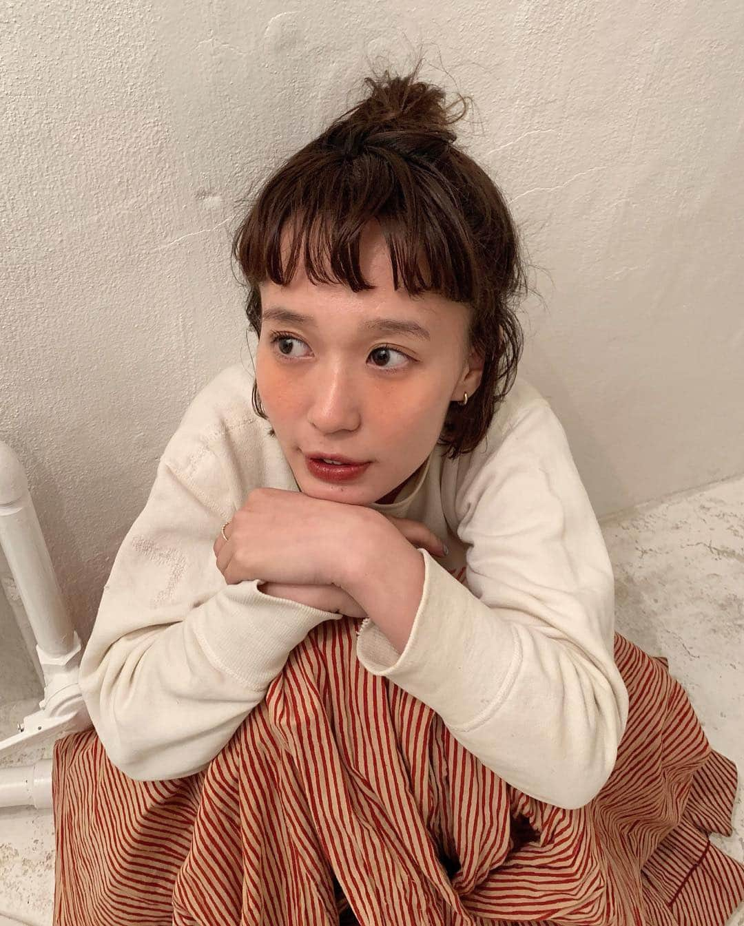 柴田紗希さんのインスタグラム写真 - (柴田紗希Instagram)「前髪巻きすぎた日。あるある笑 #しばメイク は今日も3枚目の子たちをしっかり使ったよ #しば服 はタグ付けしておくね。 そ、し、て！ 明日は @usum_official day〜！！！ なんとあのスウェットとスカートをセットで発売するスペシャルな日、、、❤️☺️21時に会いにきてさ♡ . 今日下北ロケで話しかけてくれた子や 気づいてくれた子ありがとうー嬉しかったですほんと✨」3月27日 22時11分 - shibasaaki