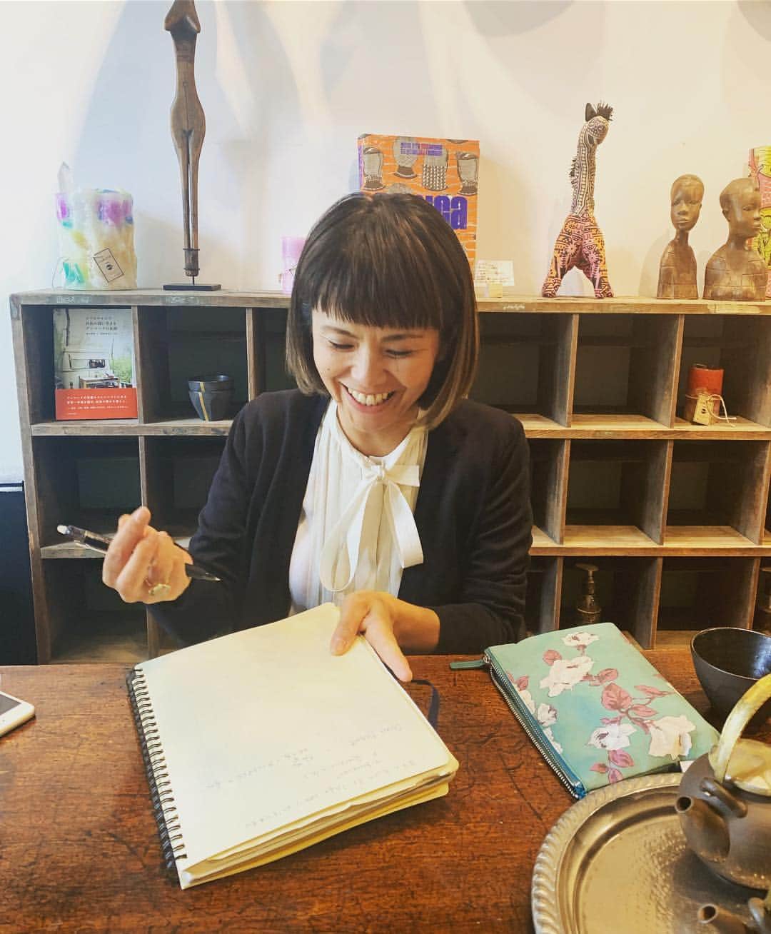 風間ゆみえのインスタグラム：「チコさんの運営する、Spring Step（スプリングステップ）は、オーガニックのすばらしさやホリスティックなライフスタイルがもたらす心と健康への近道を、自信を持って、毎日を心から楽しく過ごすごとができるようにという思いから立ち上げられたWebマガジン。 中はお役立ち情報満載で、「ディクショナリー」1.2.3では、セルフケアを実践的に取り入れるためのフィトセラピーや、アロマセラピーが、お悩み別にカテゴライズされて、実践方法が丁寧に書かれていています。植物と野菜で体をケアするという項目では、やまと薬膳のオオニシ恭子先生がレクチャーしてくれていたりと、ためになることしかない！(笑) 私も、おくらばせながら…フィトセラピスト(植物療法士)として、参加させていただく予定で、今日はその打ち合わせに原宿のOnes Cantine bioで、まんまるのベジコロッケランチ！ とっても美味しくて、おかわりって言いたかった(笑)" 選べるご飯も玄米をいただきましたが、もっちもちで柔らかで食べやすかった！ご馳走さまです‼︎ 😊✨ @chicoshigeta @springstep.jp」