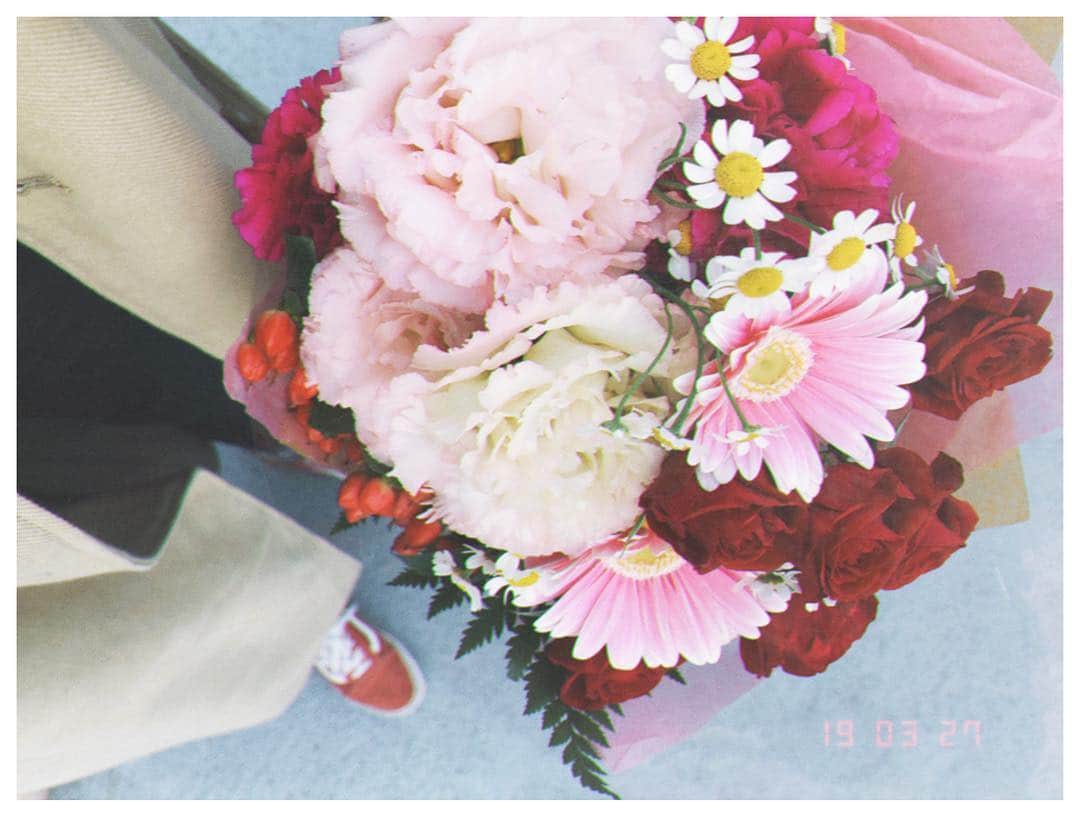 Rika Vanessaさんのインスタグラム写真 - (Rika VanessaInstagram)「素敵な大きな花束💐 ・ 3年間あっという間だったな… ・ 産後、ホルモンなのか本当に 精神的にも辛い時期に 不安いっぱいで 入社したけど みんなの優しさに この3年間 たくさん助けていただきました。 ・ ・ 寂しいけど 次のステップ🏃‍♀️ ・ フリーランス1本で 頑張っていきます！ ・ ・ #退社 #卒業 #花束 #ありがとう！」3月27日 22時14分 - rikavanessa._