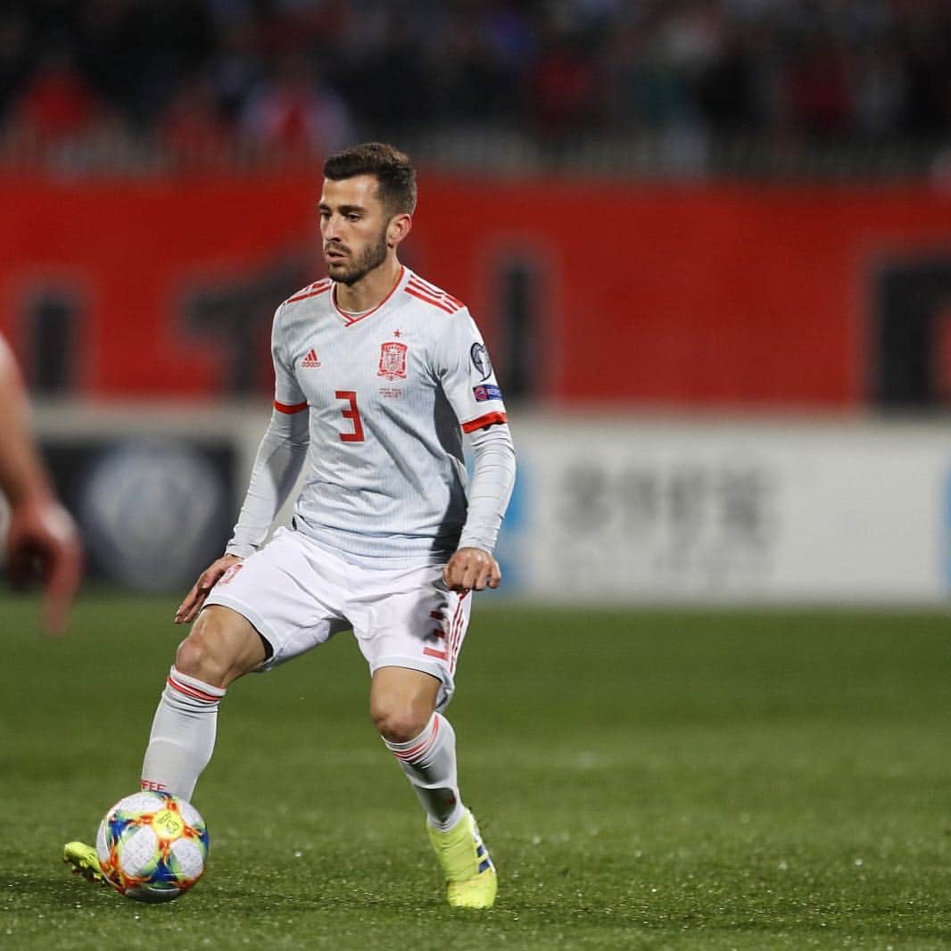 のインスタグラム：「Otra victoria en un dia difícil para todos!!! Seguimos @sefutbol 🇪🇸💪🏻」