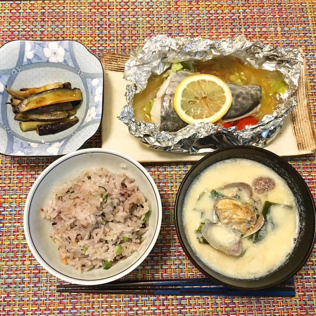 蒲生麻由さんのインスタグラム写真 - (蒲生麻由Instagram)「今夜の晩御飯は、﻿ 食欲コンサルタントの村山彩ちゃん﻿ に教えてもらったレシピで﻿ 春らしい献立に🍴﻿ 🌸鰆と春野菜のフライパン蒸し﻿ 🌸桜エビとクレソンの雑穀ご飯﻿ 🌸あさりとわかめの豆乳スープ﻿ 簡単でヘルシーで美味しい❣️﻿ 友人にも主人にも大好評でした。﻿ ﻿ #春の献立﻿ #今日の晩御飯﻿ #鰆と春野菜のホイル蒸し﻿ #桜エビの炊き込みご飯﻿ #あさりの豆乳スープ﻿ #ヘルシーで美味しいご飯﻿ #焼きナスはプラス一品﻿ #味の決め手は醤油麹﻿ #隠し味はギー﻿ #あさりの出汁が美味しい﻿」3月27日 22時14分 - mayugamo_lamana