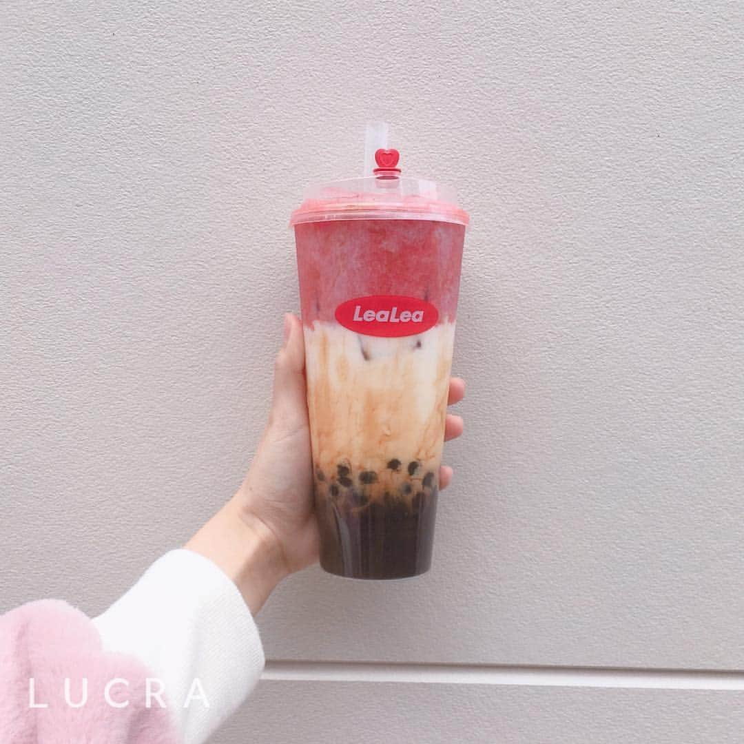 LUCRA（ルクラ）さんのインスタグラム写真 - (LUCRA（ルクラ）Instagram)「原宿にあるタピオカ「 LeaLea 」 ㅤㅤㅤ 沖縄黒糖ストロベリーラテ🍓 もちもちで黒糖の味もしっかりあるタピオカが美味しいお店です◎ ㅤㅤㅤ  Photo by  @tapigram.o_o  ㅤㅤㅤ ㅤㅤㅤ  #LeaLea#レアレア#原宿#原宿カフェ  ㅤㅤㅤ  LUCRA公式Instagram上で紹介させて頂くお写真を募集中！写真に#lucrajp をつけるかタグ付けして投稿してくださいね♡ ㅤㅤㅤ  #カフェ #カフェ巡り #渋谷カフェ#代官山カフェ#表参道カフェ #中目黒カフェ #食べ歩き#名古屋カフェ#カフェ巡り好きな人と繋がりたい#カフェ好きな人と繋がりたい#インスタ映え#カフェ好き #タピ活#タピオカミルクティー#タピオカ巡り#タピオカ#shibuya#instagood#instalike#like4like#followme#tapioca #food」3月27日 22時27分 - lucra_app