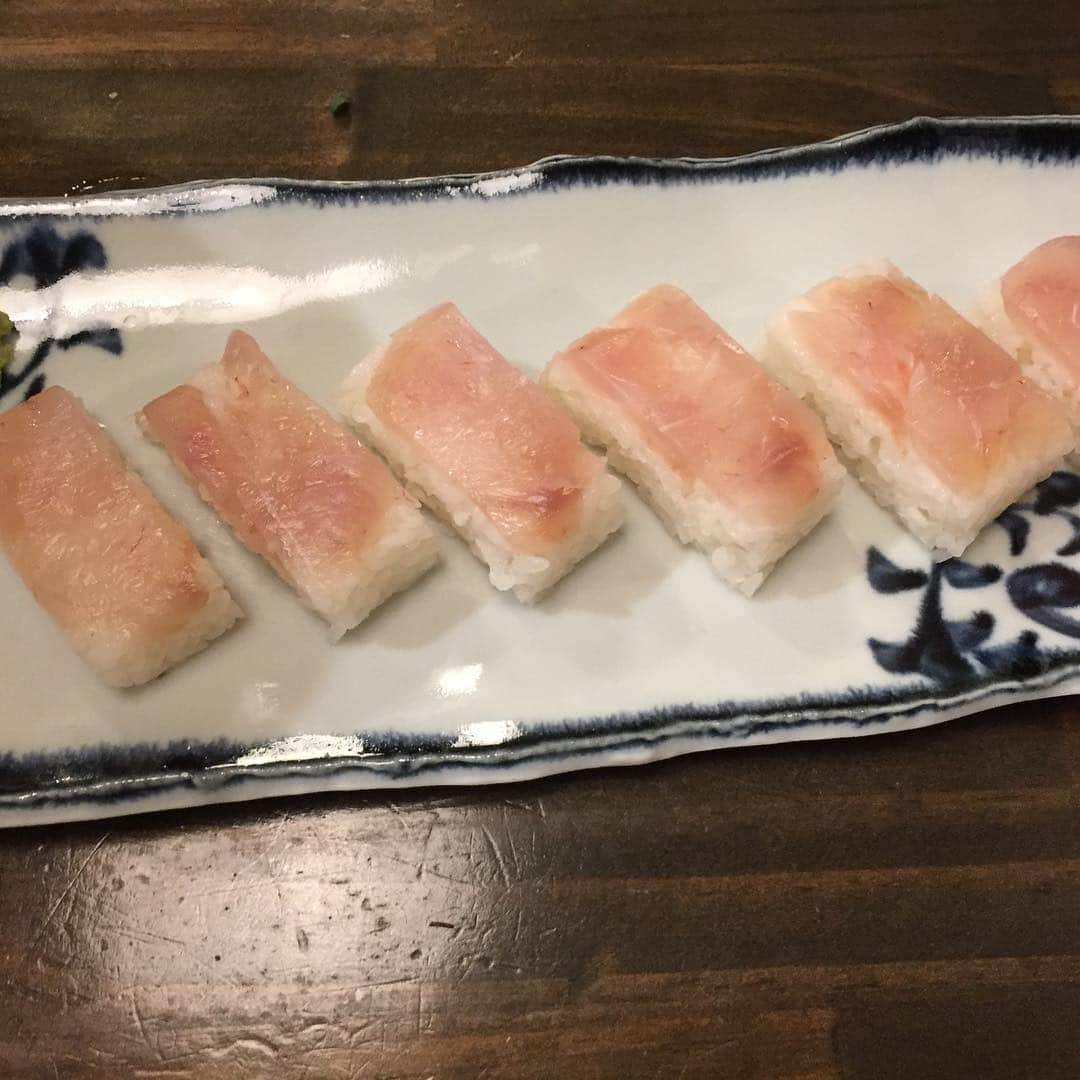 葵さんのインスタグラム写真 - (葵Instagram)「どちらかというとお肉よりお魚が好きなので今宵はこちらへディナー❣️ 「金目鯛専門居酒屋 鯛しゃぶ ぞんぶん 新宿三丁目本店 」  こちらのお店のおすすめ３ポイントです。 ①豊洲市場直送 金目鯛の鯛しゃぶしゃぶが自慢の海鮮居酒屋 ②鯛のアラ、鰹と昆布で毎日丁寧に仕込んだ出汁 ③金目鯛にこだわった逸品料理と自慢の『鯛しゃぶ』が堪能できる  ということで、 @sumimayu ちゃんとまずは鯛しゃぶ💓 新鮮な鯛と出汁がとても美味しかった♪  そして金目鯛のカマ焼きと金目鯛の押し寿司も美味しかったです❣️ 一度にこんなに金目鯛を食べたの初めてかも♪大満足です♪  新宿 ぞんぶんで検索してね! Casting by @woomy.restaurant」3月27日 22時20分 - dolphin_coconut