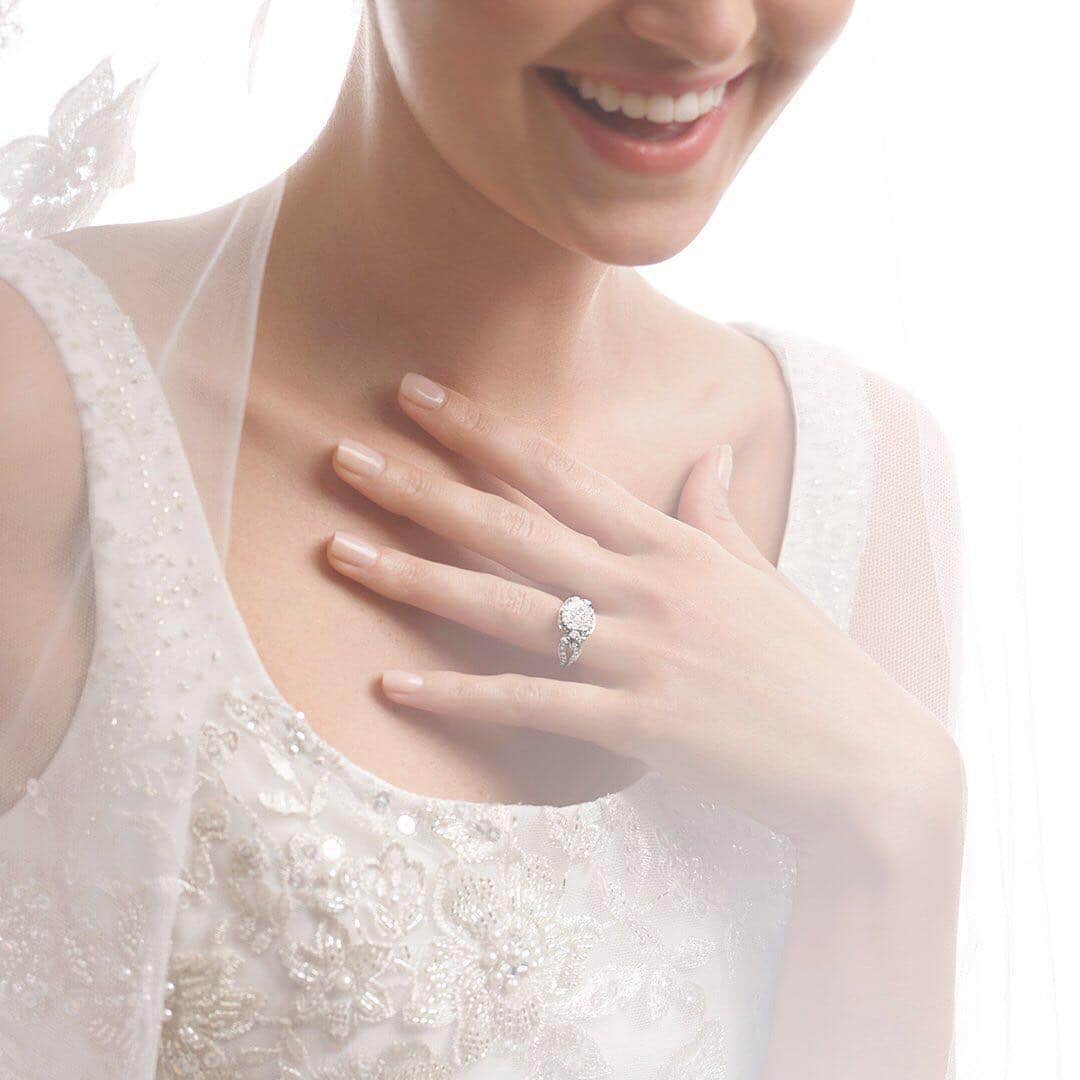 ハリー・ウィンストンさんのインスタグラム写真 - (ハリー・ウィンストンInstagram)「Preparing to seal her one-of-a-kind love story wearing the rarest diamonds of the world. Click the link in bio to discover the Bridal Couture Cushion-Cut #Diamond Engagement Ring by #HarryWinston. #BrilliantlyInLove #HighJewelry」3月27日 22時22分 - harrywinston