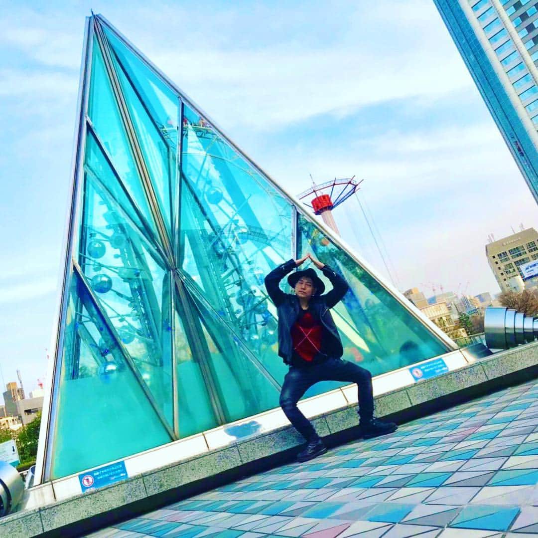 鈴木渉さんのインスタグラム写真 - (鈴木渉Instagram)「本日はZIP春フェスでナオトのサポート。  翔太もそうだけど、イベントでバンド・ダンサーが揃ってパフォーマンスできるってこのご時世贅沢というか、、アーティストへの愛を感じます！  昨年のENDRECHERIツアー以来の共演となった @yuhei_yamazaki と共に久しぶりのリズム隊でお送りしました。  写真は空き時間の丸と三角。  感謝を込めて！  #zip春フェス2019  #ナオトインティライミ #東京ドームデート」3月27日 22時22分 - watarumble0223