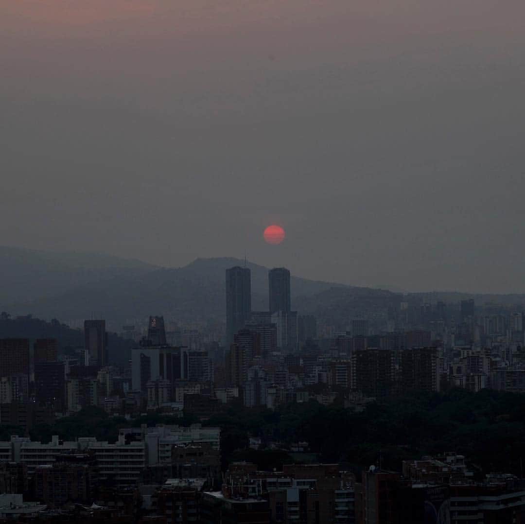 NBC Newsさんのインスタグラム写真 - (NBC NewsInstagram)「The sun set over #Caracas, #Venezuela, on Tuesday as much of the nation remained without electricity due to a massive power outage. . 📷 @natachapisarenko / @apnews」3月27日 22時23分 - nbcnews