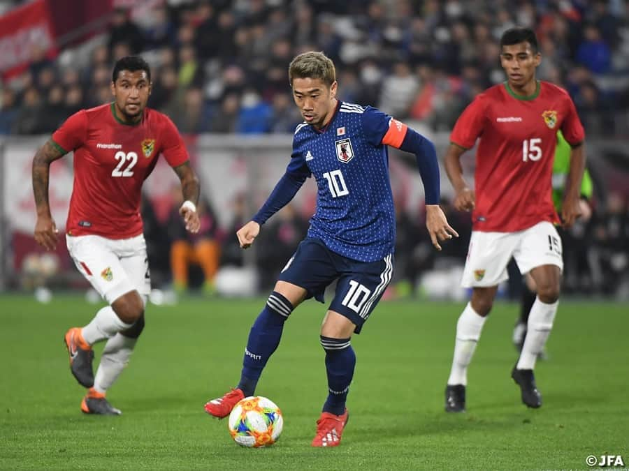 日本サッカー協会さんのインスタグラム写真 - (日本サッカー協会Instagram)「📸Match Photos③ フレッシュな顔触れによる組み合わせで、互いの距離感やタイミングを量りながらプレーする選手たち。引いて守るボリビア代表に、後半日本は交代カードを切ります。 ・ キリンチャレンジカップ2019 #SAMURAIBLUE 1-0 ボリビア代表 📅3/26(火)19:30KO 📍兵庫／ノエビアスタジアム神戸 ・ #daihyo #SAMURAIBLUE」3月27日 22時25分 - japanfootballassociation