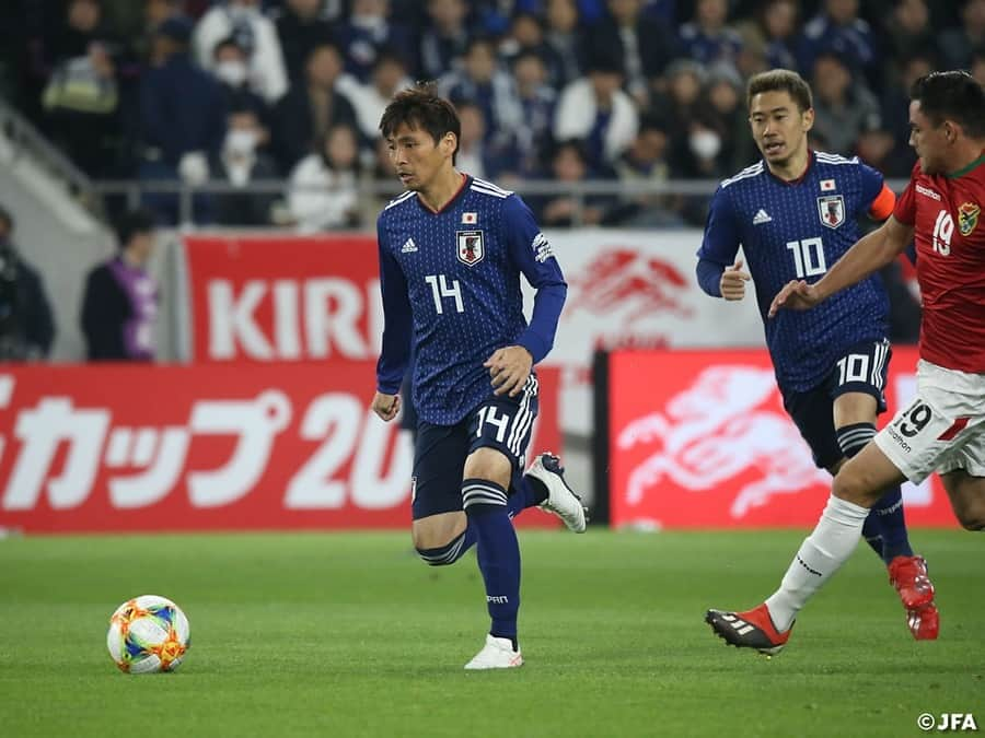 日本サッカー協会さんのインスタグラム写真 - (日本サッカー協会Instagram)「📸Match Photos③ フレッシュな顔触れによる組み合わせで、互いの距離感やタイミングを量りながらプレーする選手たち。引いて守るボリビア代表に、後半日本は交代カードを切ります。 ・ キリンチャレンジカップ2019 #SAMURAIBLUE 1-0 ボリビア代表 📅3/26(火)19:30KO 📍兵庫／ノエビアスタジアム神戸 ・ #daihyo #SAMURAIBLUE」3月27日 22時25分 - japanfootballassociation