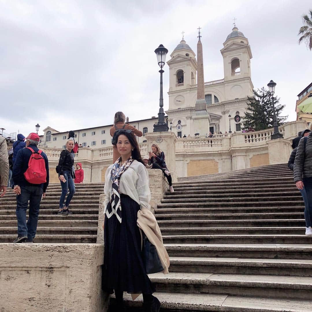 佐伯紅緒さんのインスタグラム写真 - (佐伯紅緒Instagram)「スペイン広場、昼間に再訪。 やっぱり人が大勢いました。 雨はどうにか持ちこたえてくれて感謝です。」3月27日 22時25分 - beniosaeki