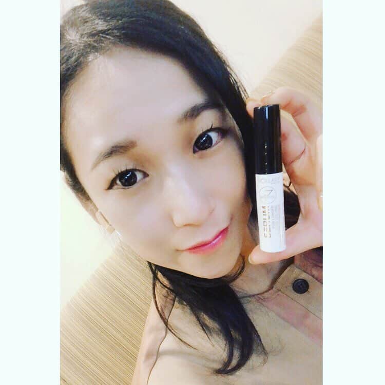 のインスタグラム：「Just put on your eyelashes at night♪───Ｏ（≧∇≦）Ｏ────♪ I really appreciate everybody's comments(^O^)Good ! 最近はマツエクもポロポロ一か月で取れちゃうから #アイラッシュリッチセラム を使ってるょ(⌒▽⌒) #VOLLAREアイラッシュリッチセラム  は夜一回つけるだけで理想のまつ毛を演出してくれるよ！ 眉毛にもオッケーだから一石二鳥な #まつ毛まゆ毛美容液 (^_-) #ボラレアイラッシュリッチセラム は塗りやすくて簡単( ´ ▽ ` ) マストアイテムだね(๑╹ω╹๑ ) 明日も頑張ろー！」