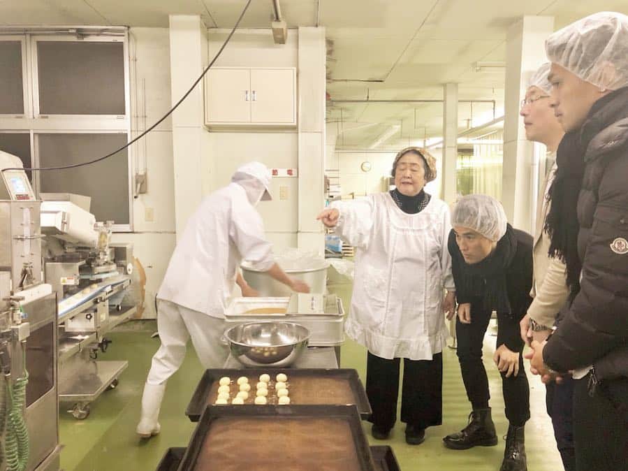 のインスタグラム：「. 山口に引っ越してきて、初めて食べた外郎。 本わらび粉のとろんとしたやさしい口当たりと、大粒小豆の上品な味わいに魅了され、この度ご縁があり、豆子郎さんにて朝4時半から工場見学をさせていただきました🏭 "納得のいく材料が手に入らないなら作らなくていい。本当に美味しいものだけをお客様に届けたい" 毎朝6時の出荷に合わせて、日付の変わる頃から手作業でフレッシュな外郎(賞味期限は3日！)が作られています。 原材料へのこだわり、おいしさの秘密を自分の目で見ることができて、毎日でも食べたいと思ったのでした。🍡 #豆子郎 #外郎 #和菓子好き」