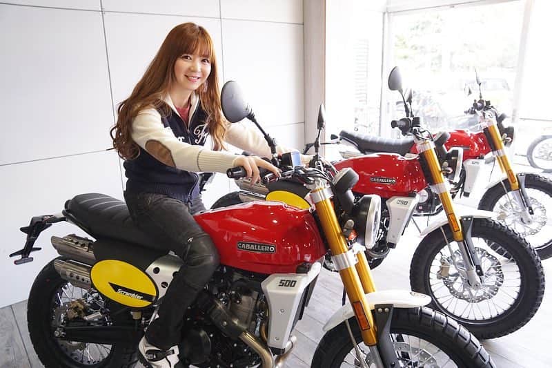 ちぱるさんのインスタグラム写真 - (ちぱるInstagram)「. 今日はイタリアンバイクの #ファンティック「#キャバレロ」の メディア向け発表会があったので、世田谷にある #サインハウス の ショールームに行ってまいりました。 . キャバレロは125・250・500ccとありまして、サイズは どれもほぼ一緒！ . . 個人的には500が非常に興味がありました。 . もうちょっとしたらデリバリー開始です✨ . . うっわ！初めてFacebookゴーグルで . https://www.facebook.com/GOGGLE.chiparu/ . バイク取材っぽいことした感じ～Σ(￣□￣lll) . . . #Fantic #Caballero #FanticCaballero #FanticScrambler #ファンティックスクランブラー #FanticFlatTrack #FanticEnduro #FanticMotors #ライディングウェア #MaxFritz #マックスフリッツ #ライディングジーンズ #ライディングパンツ #ちぱるジーンズ4 #ライディングシューズ #GAERNE #ガエルネ #ToughGear #タフギア」3月27日 22時29分 - chiparu125