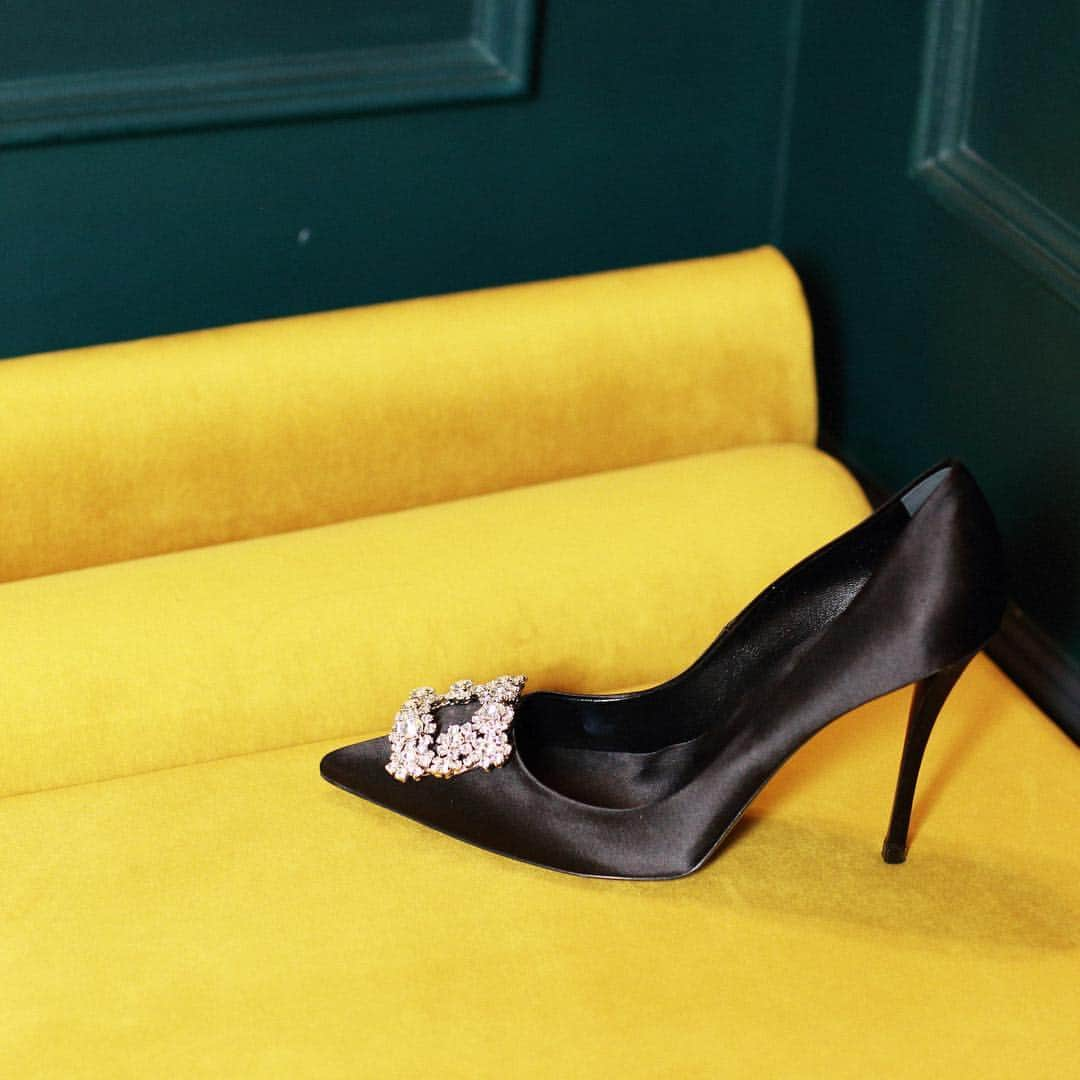 ロジェ・ヴィヴィエさんのインスタグラム写真 - (ロジェ・ヴィヴィエInstagram)「A subtle expression of luxury and exclusivity, the #FlowerStrass pumps by #GherardoFelloni for #RogerVivier #SS19 is distinguished by bejewelled flowers adorning the signature metal buckle.  Discover the collection through link in bio.」3月27日 22時30分 - rogervivier