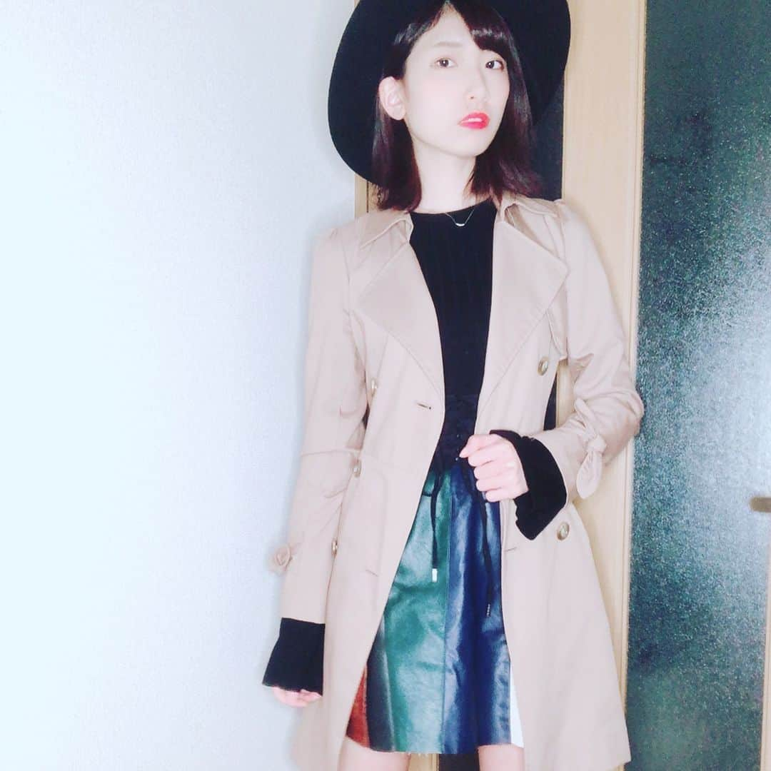 森川彩香さんのインスタグラム写真 - (森川彩香Instagram)「暖かかったからトレンチコート着たよー♡ 気になってた帽子ゲットしてご機嫌です。 お外で撮るのは恥ずかしくなっちゃうからお家で1人で写真撮ってみた。ʬʬʬ それでも、恥ずかしい😳 オシャレに撮れないけど、、、まぁいっか。 #今日のコーデ #トレンチコート #おしゃれさんと繋がりたい」3月27日 22時30分 - morikawa_ayaka