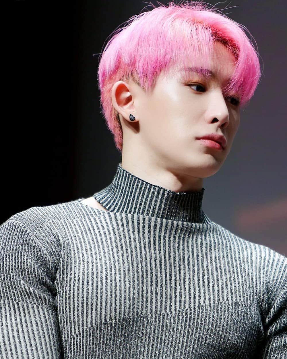 のインスタグラム：「WONHO (MONSTA X) HONGDAE FANSIGN 💖 @official_monsta_x . . . . . #원호 #WonHo #신호석 #ShinHoSeok #元虎 #MONSTAX #몬스타엑스 #koreanboy#monstaxwonho #wonhomonstax#boy #goodlooking  #model #handsome #ulzzangfashion #asianboy #ulzzangstyle#ulzzang #streetwear #koreanfashion #hotguys #ulzzangboy  #korean #southkorea#aesthetic #cute #lfl #streetfashion #kpop #kfashion」