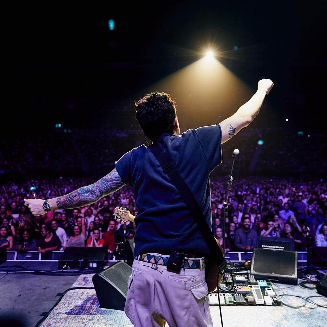 ジョン・メイヤーさんのインスタグラム写真 - (ジョン・メイヤーInstagram)「Melbourne, AU: any show that involves on-stage calisthenics is bound to be a banger. Swipe through to see my moves. 📷 @daniel」3月27日 22時31分 - johnmayer