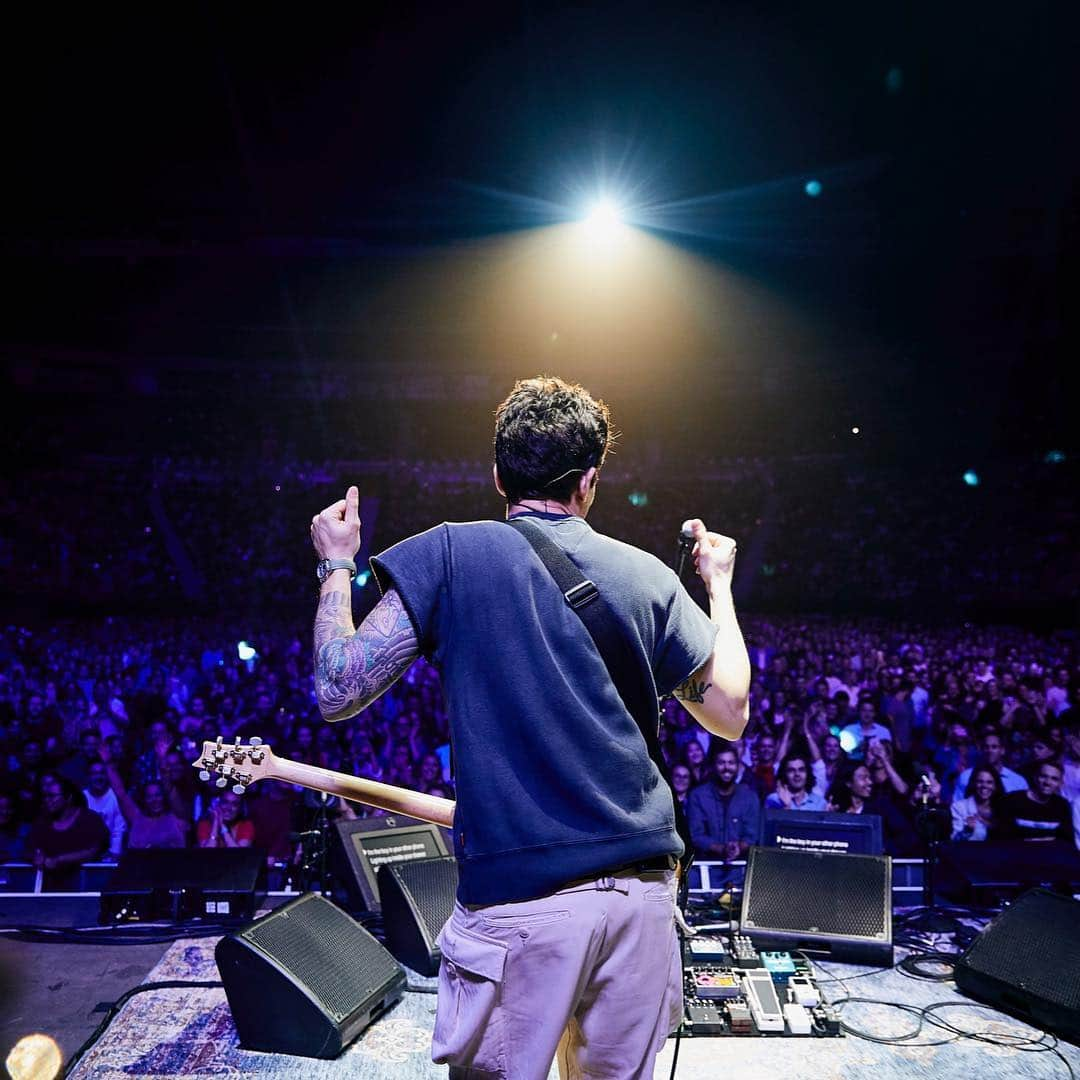 ジョン・メイヤーさんのインスタグラム写真 - (ジョン・メイヤーInstagram)「Melbourne, AU: any show that involves on-stage calisthenics is bound to be a banger. Swipe through to see my moves. 📷 @daniel」3月27日 22時31分 - johnmayer