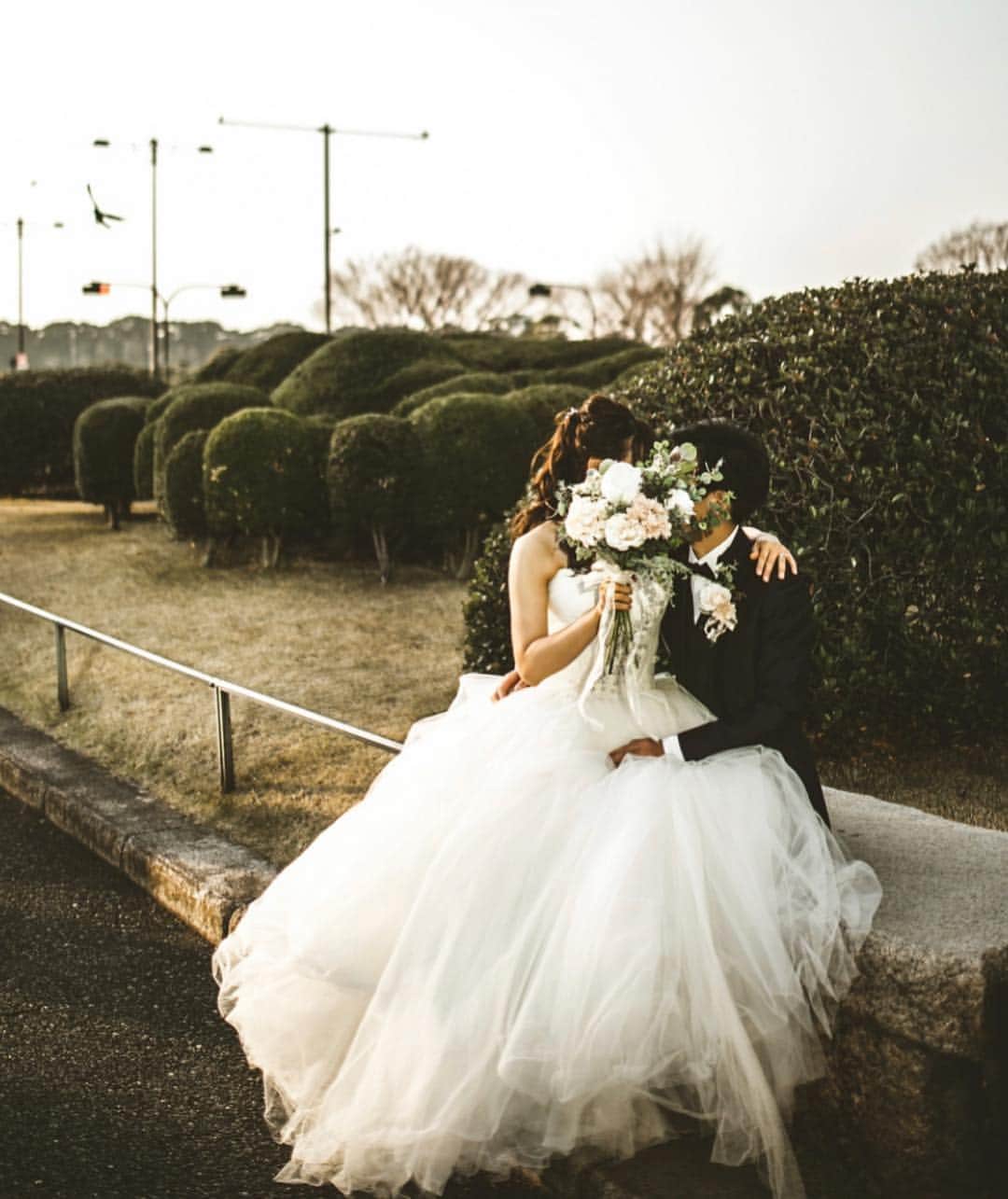 プレ花嫁の結婚式準備アプリ♡ -ウェディングニュースさんのインスタグラム写真 - (プレ花嫁の結婚式準備アプリ♡ -ウェディングニュースInstagram)「美しさにうっとり💕思わず見とれてしまうウェディングフォト10選✨ * * こちらのお写真は  #フォトグラファー @marthgraphy さんからリグラムさせていただきました🌟ありがとうございました😊✨ * * * 関東の花嫁さんを中心に、大人気のフォトグラファー @marthgraphy さんのウェディングフォトがどれも素敵すぎるんです😘💕 * カバーは毎年花嫁さんに大人気の #桜前撮り 🌸💕 * 昼間のピンクのふんわりした雰囲気とはまた違った #夜桜 は幻想的でとっても素敵なんです😍💓 * ライトアップされているので #ドレス にもライトがあたり、ふんわり透明感がありドレスの動きが綺麗に残っている #ウェディングフォト ですよね😊✨ * #エレガント でかっこよさもあるフォトに仕上がるので、とても魅力的です❤ * * どのフォトもとっても素敵なので、ぜひスワイプ👉してチェックしてみてくださいね✨ * * * * ＼📷投稿お待ちしています／ * 花嫁はもちろん、業者さんも大歓迎✨ アナタのお写真をご紹介してもOKという方は、ぜひ #ウェディングニュース にお写真を投稿してください💕 * * * ⬇︎関連アカウント⬇︎ * 💒式場検索 【 @weddingnews_concierge 】 👰マイレポ花嫁 【 @weddingnews_brides 】 💋WNブライズレポーター 【 @weddingnews_bridesreporter 】 * * その他、編集部からの連絡専用 @weddingnews_contact や、スタッフ個人の連絡用として @WN_xxxx（xxxは個人名）があります💕 * ………………………………………… ❤️WeddingNewsとは？ * * 花嫁のリアルな”声”から生まれた 花嫁支持率No1✨スマホアプリです📱💕 * * 🌸知りたい… #結婚式準備 に役立つ記事を毎日150件配信中♩ * 🌸見たい… インスタの #ウェディング 系投稿TOP100が毎日チェックできる＊IG画像の複数ワード検索も可♩ * 🌸叶えたい… #結婚式 関連の予約サイトが大集合♩ * 🌸伝えたい… 自分の結婚式レポ『マイレポ』が簡単に作れる♩先輩花嫁のレポが読める♩ * * @weddingnews_editor のURLからDLしてね✨ * * * #ウエディング #花嫁 #プレ花嫁 #プレ花嫁準備 #結婚  #桜 #写真好きな人と繋がりたい #お花見 #2019夏婚 #フォトウェディング #ロケーションフォト #春 #プロポーズ #ウエディングドレス #日本中のプレ花嫁さんと繋がりたい #ウェディングドレス #フォトジェニック #2019秋婚 #婚約」3月27日 22時32分 - weddingnews_editor