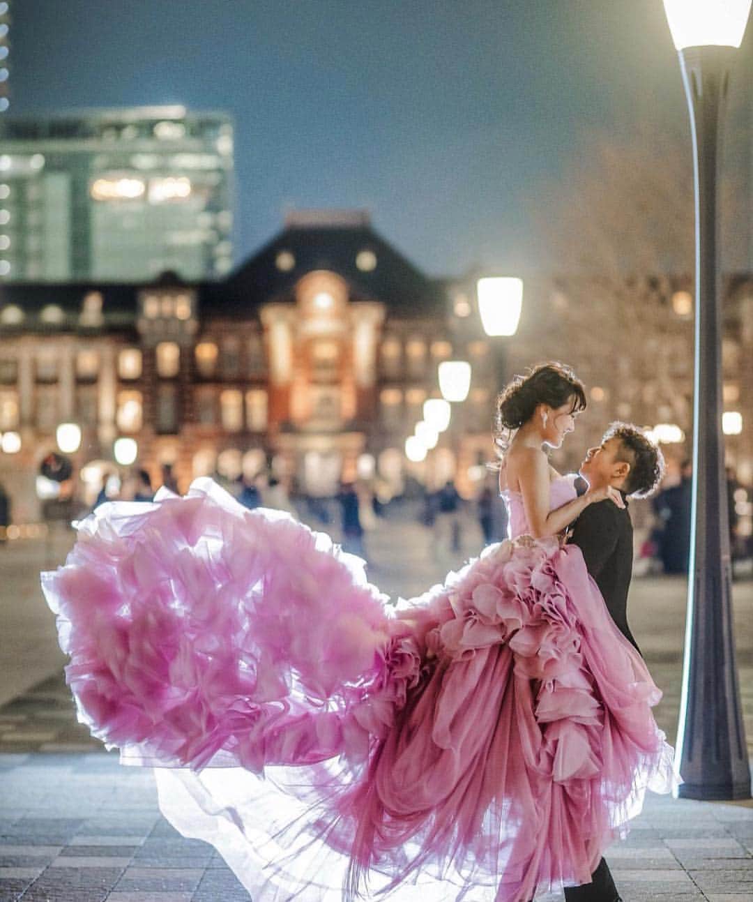 プレ花嫁の結婚式準備アプリ♡ -ウェディングニュースさんのインスタグラム写真 - (プレ花嫁の結婚式準備アプリ♡ -ウェディングニュースInstagram)「美しさにうっとり💕思わず見とれてしまうウェディングフォト10選✨ * * こちらのお写真は  #フォトグラファー @marthgraphy さんからリグラムさせていただきました🌟ありがとうございました😊✨ * * * 関東の花嫁さんを中心に、大人気のフォトグラファー @marthgraphy さんのウェディングフォトがどれも素敵すぎるんです😘💕 * カバーは毎年花嫁さんに大人気の #桜前撮り 🌸💕 * 昼間のピンクのふんわりした雰囲気とはまた違った #夜桜 は幻想的でとっても素敵なんです😍💓 * ライトアップされているので #ドレス にもライトがあたり、ふんわり透明感がありドレスの動きが綺麗に残っている #ウェディングフォト ですよね😊✨ * #エレガント でかっこよさもあるフォトに仕上がるので、とても魅力的です❤ * * どのフォトもとっても素敵なので、ぜひスワイプ👉してチェックしてみてくださいね✨ * * * * ＼📷投稿お待ちしています／ * 花嫁はもちろん、業者さんも大歓迎✨ アナタのお写真をご紹介してもOKという方は、ぜひ #ウェディングニュース にお写真を投稿してください💕 * * * ⬇︎関連アカウント⬇︎ * 💒式場検索 【 @weddingnews_concierge 】 👰マイレポ花嫁 【 @weddingnews_brides 】 💋WNブライズレポーター 【 @weddingnews_bridesreporter 】 * * その他、編集部からの連絡専用 @weddingnews_contact や、スタッフ個人の連絡用として @WN_xxxx（xxxは個人名）があります💕 * ………………………………………… ❤️WeddingNewsとは？ * * 花嫁のリアルな”声”から生まれた 花嫁支持率No1✨スマホアプリです📱💕 * * 🌸知りたい… #結婚式準備 に役立つ記事を毎日150件配信中♩ * 🌸見たい… インスタの #ウェディング 系投稿TOP100が毎日チェックできる＊IG画像の複数ワード検索も可♩ * 🌸叶えたい… #結婚式 関連の予約サイトが大集合♩ * 🌸伝えたい… 自分の結婚式レポ『マイレポ』が簡単に作れる♩先輩花嫁のレポが読める♩ * * @weddingnews_editor のURLからDLしてね✨ * * * #ウエディング #花嫁 #プレ花嫁 #プレ花嫁準備 #結婚  #桜 #写真好きな人と繋がりたい #お花見 #2019夏婚 #フォトウェディング #ロケーションフォト #春 #プロポーズ #ウエディングドレス #日本中のプレ花嫁さんと繋がりたい #ウェディングドレス #フォトジェニック #2019秋婚 #婚約」3月27日 22時32分 - weddingnews_editor