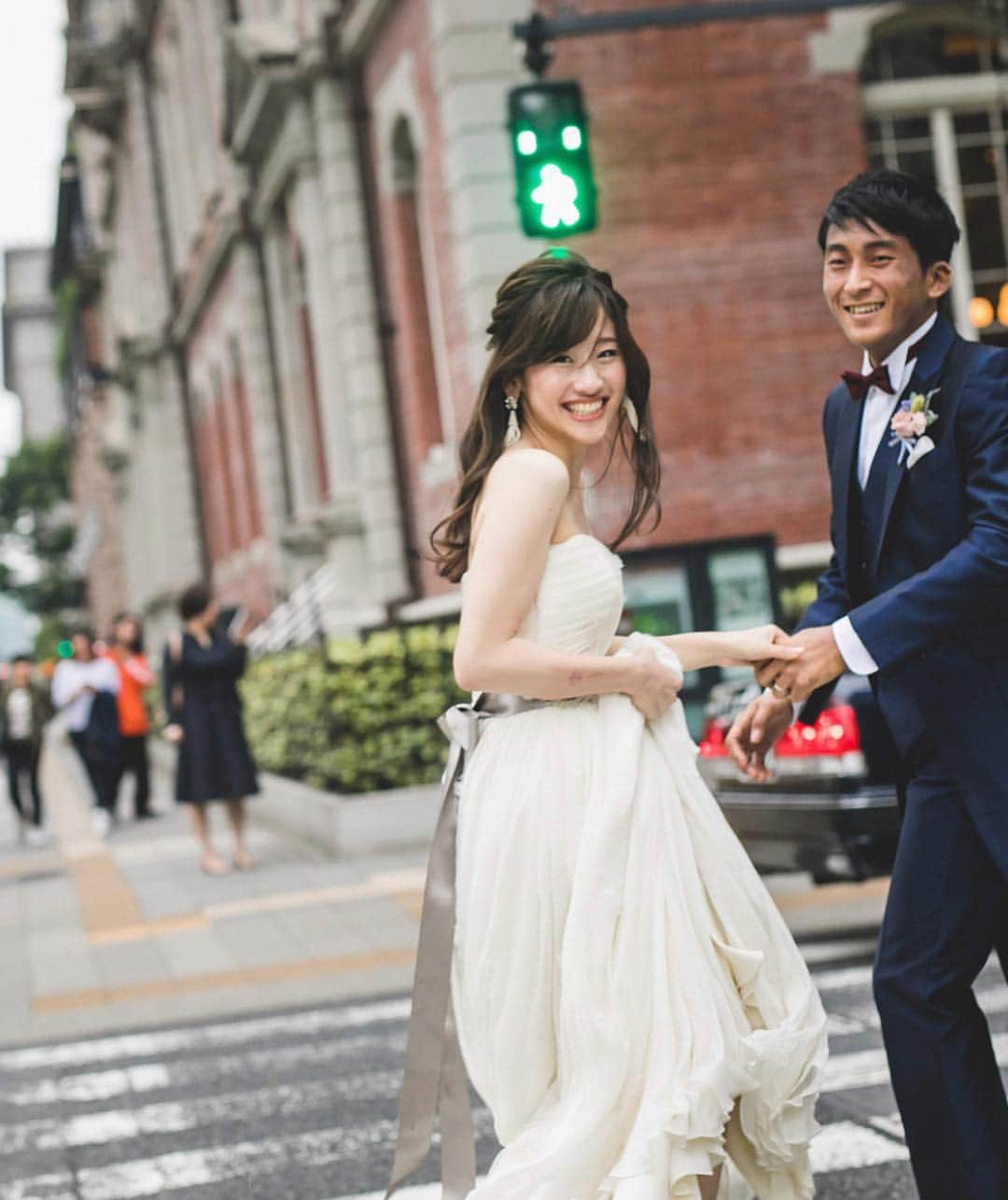 プレ花嫁の結婚式準備アプリ♡ -ウェディングニュースさんのインスタグラム写真 - (プレ花嫁の結婚式準備アプリ♡ -ウェディングニュースInstagram)「美しさにうっとり💕思わず見とれてしまうウェディングフォト10選✨ * * こちらのお写真は  #フォトグラファー @marthgraphy さんからリグラムさせていただきました🌟ありがとうございました😊✨ * * * 関東の花嫁さんを中心に、大人気のフォトグラファー @marthgraphy さんのウェディングフォトがどれも素敵すぎるんです😘💕 * カバーは毎年花嫁さんに大人気の #桜前撮り 🌸💕 * 昼間のピンクのふんわりした雰囲気とはまた違った #夜桜 は幻想的でとっても素敵なんです😍💓 * ライトアップされているので #ドレス にもライトがあたり、ふんわり透明感がありドレスの動きが綺麗に残っている #ウェディングフォト ですよね😊✨ * #エレガント でかっこよさもあるフォトに仕上がるので、とても魅力的です❤ * * どのフォトもとっても素敵なので、ぜひスワイプ👉してチェックしてみてくださいね✨ * * * * ＼📷投稿お待ちしています／ * 花嫁はもちろん、業者さんも大歓迎✨ アナタのお写真をご紹介してもOKという方は、ぜひ #ウェディングニュース にお写真を投稿してください💕 * * * ⬇︎関連アカウント⬇︎ * 💒式場検索 【 @weddingnews_concierge 】 👰マイレポ花嫁 【 @weddingnews_brides 】 💋WNブライズレポーター 【 @weddingnews_bridesreporter 】 * * その他、編集部からの連絡専用 @weddingnews_contact や、スタッフ個人の連絡用として @WN_xxxx（xxxは個人名）があります💕 * ………………………………………… ❤️WeddingNewsとは？ * * 花嫁のリアルな”声”から生まれた 花嫁支持率No1✨スマホアプリです📱💕 * * 🌸知りたい… #結婚式準備 に役立つ記事を毎日150件配信中♩ * 🌸見たい… インスタの #ウェディング 系投稿TOP100が毎日チェックできる＊IG画像の複数ワード検索も可♩ * 🌸叶えたい… #結婚式 関連の予約サイトが大集合♩ * 🌸伝えたい… 自分の結婚式レポ『マイレポ』が簡単に作れる♩先輩花嫁のレポが読める♩ * * @weddingnews_editor のURLからDLしてね✨ * * * #ウエディング #花嫁 #プレ花嫁 #プレ花嫁準備 #結婚  #桜 #写真好きな人と繋がりたい #お花見 #2019夏婚 #フォトウェディング #ロケーションフォト #春 #プロポーズ #ウエディングドレス #日本中のプレ花嫁さんと繋がりたい #ウェディングドレス #フォトジェニック #2019秋婚 #婚約」3月27日 22時32分 - weddingnews_editor