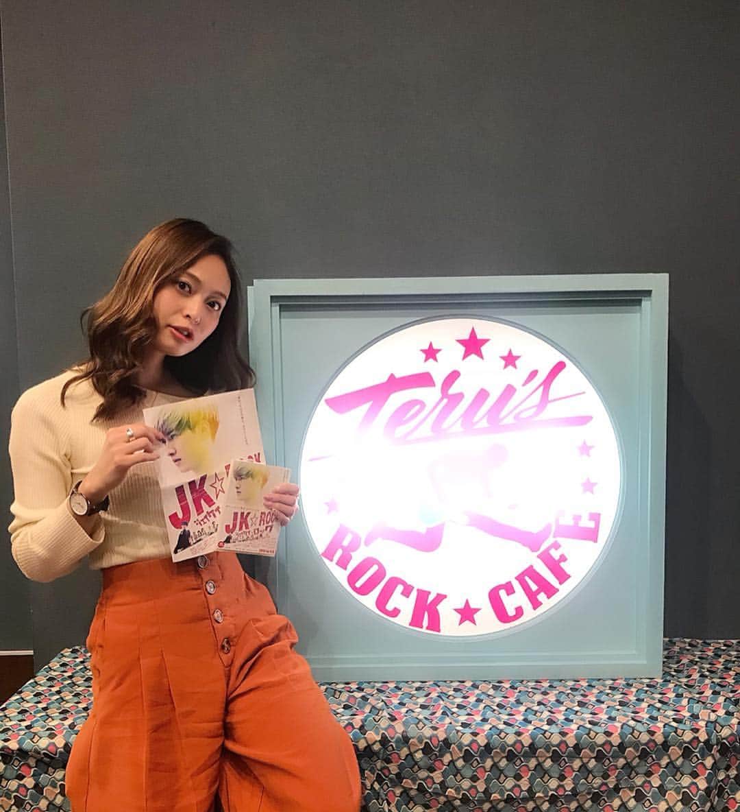 のインスタグラム：「♡♡ . . 今日は4/6日(土)から全国公開の JK☆ROCK の試写会に ありーと行ってきました🎸✨✨ . . 夢を叶えるためにに一生懸命取り組む姿って やっぱりすごいカッコイイよね🙈🌟 . 私が1番最後のLIVEシーンのドラムソロ🥁🎶 めっちゃかっこよかったなぁ🤣❤️ . 高校時代を思い出して ちょっとドラム叩きたくなったなぁ🥁💕 . . 4/3日に映画にちなんだイベントがあるみたい🤭✨ . 場所は新宿PePeで 15:00 〜 西村まさ彦ＶＳ若旦那 映画トークショー 15:30 〜 ドロップドールのミニライブ が行われるみたいなのでチェックチェック👌✅ . . #JKROCK #DROPDOLL #ドロップドール #高校生バンド #映画 #バンド #BAND #ギター #guitar #ベース #base #ドラム #drum」