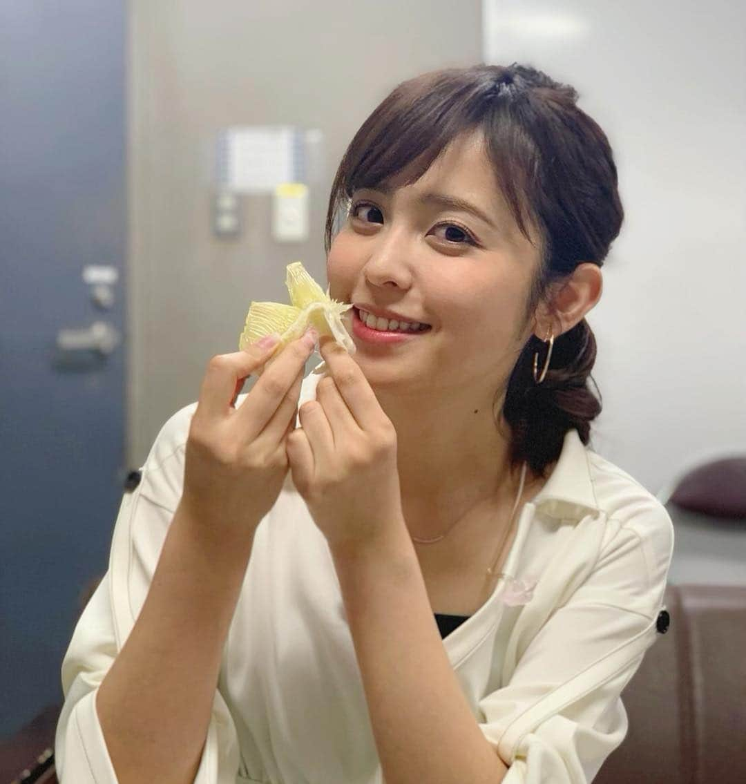 久慈暁子さんのインスタグラム写真 - (久慈暁子Instagram)「* 高知県のぶんたん🍊 一粒一粒つぶだっていて 食べるとぷちぷちとした小さな実がはじけて、 果汁がジュワーッと 口いっぱいに広がります😆 小さい頃よく食べていた事を 思い出しました！ * #ぶんたん #生田竜聖 アナ #酒主義久 アナ」3月27日 22時37分 - kuji_akiko