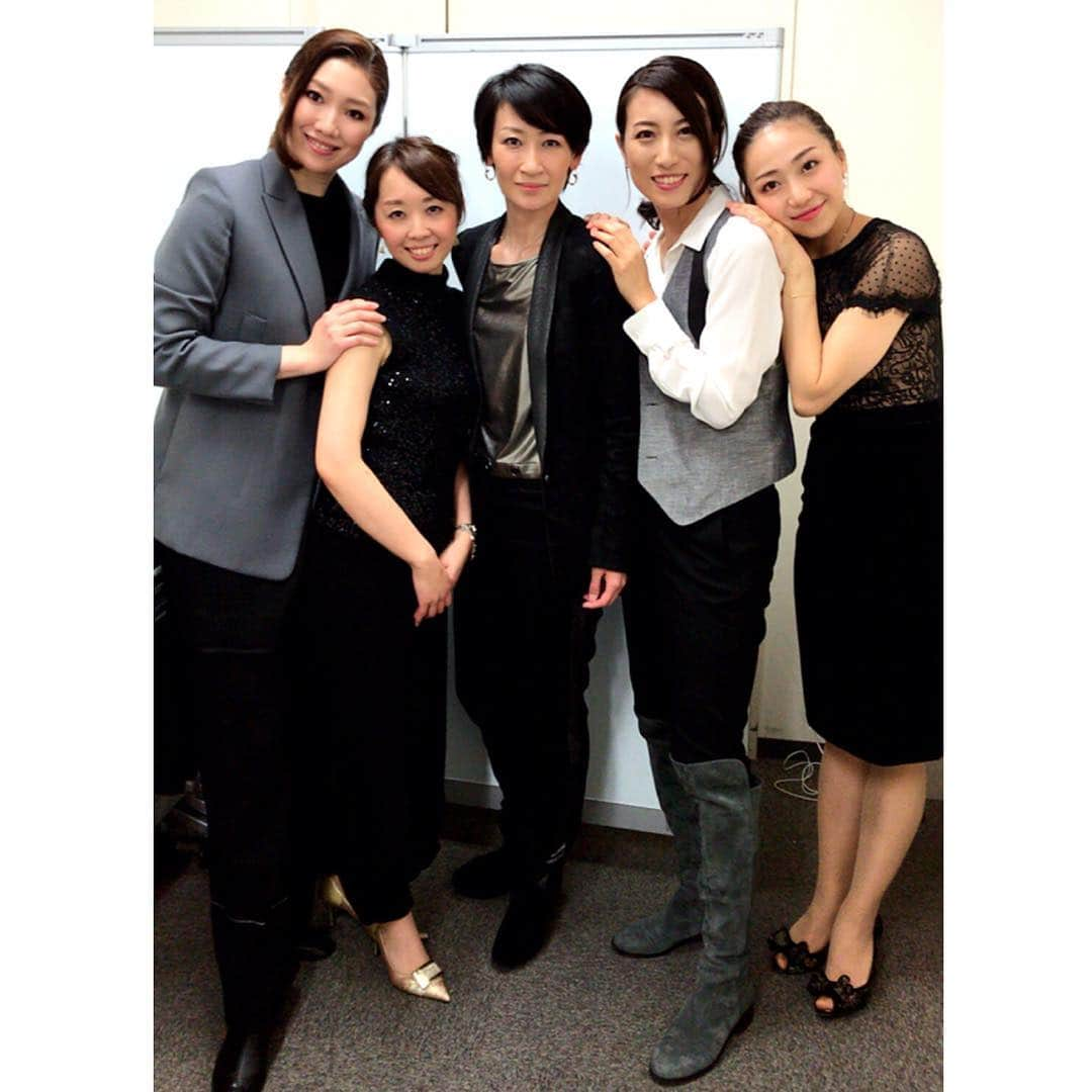 香音有希さんのインスタグラム写真 - (香音有希Instagram)「19時公演の写真(*´꒳`*)✨✨ . 達成感でいっぱいの集合写真. 丸一日本当にお世話になりました朝峰ひかりさんと撮って頂いたお写真. 19時見に来てくれたOGの皆. そしてコーラス隊ん. ╰(*´︶`*)╯♡ . . 私がポソッとセットリスト見習わなきゃ~と言ったことを聞き逃さず バファリンよりも優しさの成分が高いれいちゃんがコピペ送ってくれたのです(´°̥̥̥̥̥̥̥̥ω°̥̥̥̥̥̥̥̥｀)優しい(´°̥̥̥̥̥̥̥̥ω°̥̥̥̥̥̥̥̥｀) 私が携わったナンバーを 載せさせて頂きます。  16時公演✨ ・ ＊〝ベルサイユのばら〟より 愛の面影（有美さん、れいちゃんと） ・ ＊”華麗なるギャツビー”より 朝日の昇る前に ・ ＊“アイーダ”より 星のさだめ(有美さんと) ・ ＊Queen Don't stop me now（all） ・ ＊初舞台コーナー、〝タカラヅカグローリー〟より タカラヅカグローリー(all) ・ ＊〝シニョールドンファン〟より I believe love,We believe love(れいちゃんと） ・ ＊〝エクスカリバー〟より 未来へ（all） ・ ＊〝インフィニティー〟より 青い星の上で（all） ・ ＊〝Greatest Show Man〟より From Now On（all） ・ 19時公演✨ ＊初舞台コーナー、“シトラスの風”より シトラスの風(有美さんと) ・ ＊〝シニョールドンファン〟より I believe love,We believe love（れいちゃんと） ・ ＊〝タカラヅカグローリー〟より タカラヅカグローリー（all） ・ ＊J-POP 福山雅治 Squall ・ ＊〝モーツァルト！〟より 影を逃れて（all） ・ ＊スタンダードナンバー Newyork Newyork（有美さん、れいちゃんと） ・ ＊J-POP KinKi Kids 雪白の月(有美さんと) ・ ＊Queen Somebody to love（all） Don't stop me now（all） ・ ・ こうやって並べると本当に様々なジャンルの曲を、ソロであったり、デュエットであったりコーラスであったり、色んな形でさせて頂いて..この曲数で..私はどれだけのことを経験させてもらえたのだろうと 感謝、感謝です、、(´༎ຶོρ༎ຶོ`) 大曲4曲と内輪で呼んでいたのが Queenの2曲と、影を逃れて、from now on。 特にQueenは大好きな曲なのにとても難しくて..1番時間をかけたのはQueenだと思います。生みの苦しみの分思い入れも深く.本番始まる前からあと1回しか皆で歌えないんだなと寂しくなったり..でも本番.本当に楽しかった..‼︎‼︎‼︎ ・ 今本番から3.4日経ってもこの熱量でして笑笑 他の曲の事も書きたいのですがとんでもない長文になってしまうのでちょこちょことあげていきたいと思います✨ 宜しければお付き合い下さい(*´-`)❤️ 動画とかもあげれるといいなぁ~ (*´◒`*) . #マグノリアホール #yumi さん#未涼亜希 さん#コンサート #振り返り #朝風れい #透水さらさ #森あつこ さん #香音有希」3月27日 22時37分 - kaonyuki_yukako