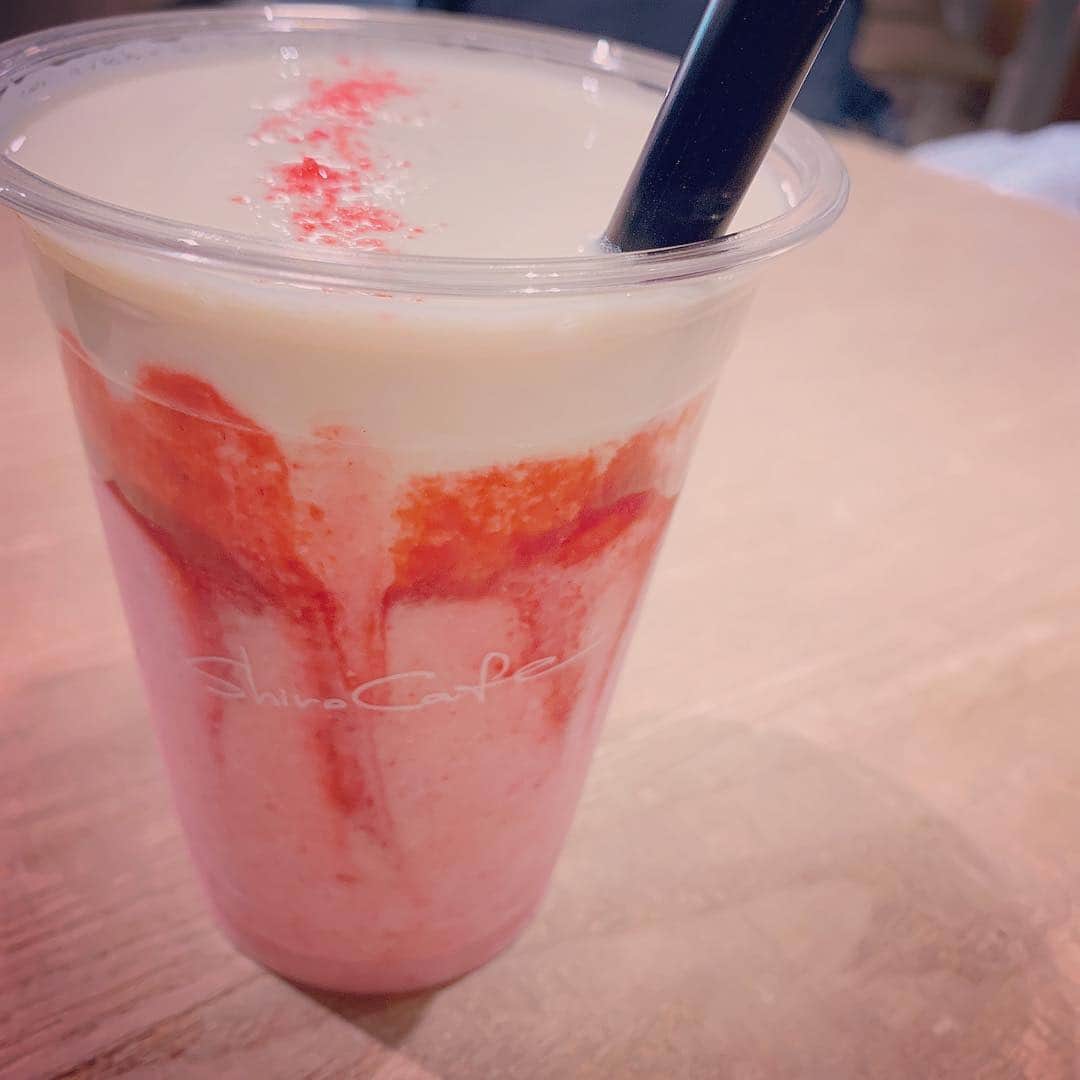 のインスタグラム：「🍓 きょうも１日お疲れ様でした。 #スムージー #こう見えて #ヘルシー🍼 #酒粕いちごとソイヨーグルト」