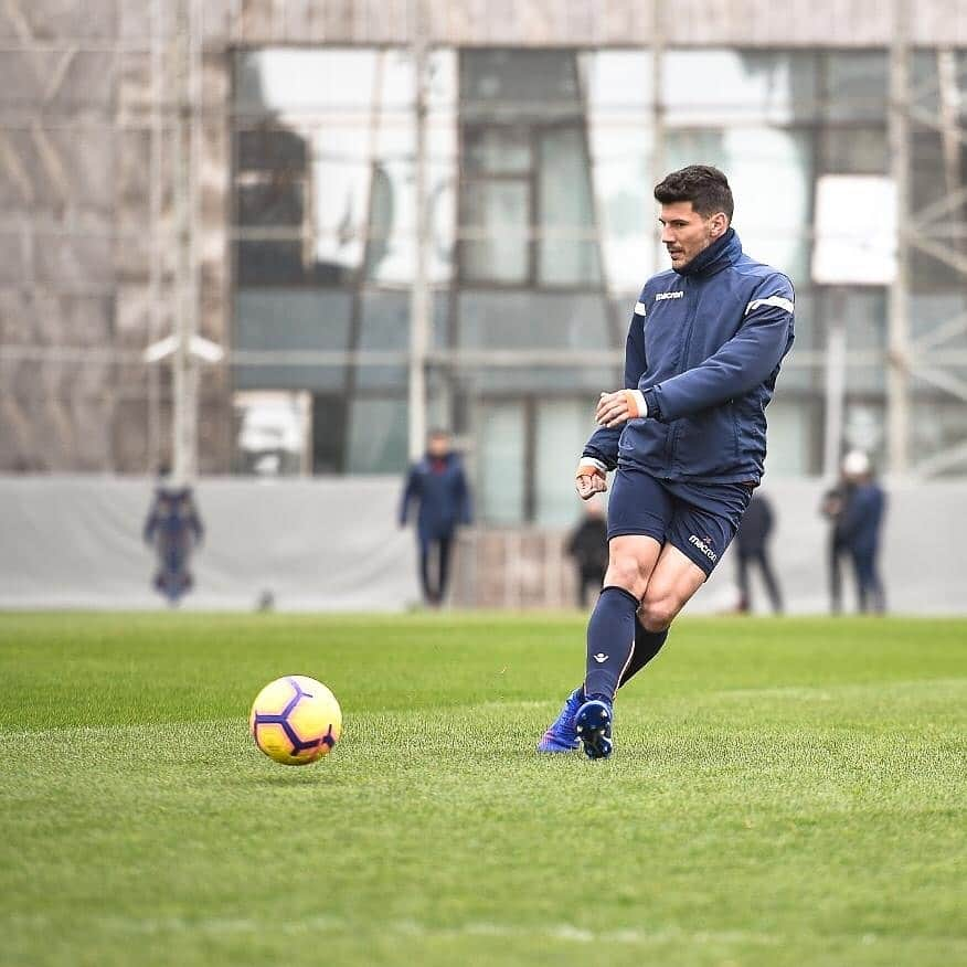 ミロシュ・ヨイッチさんのインスタグラム写真 - (ミロシュ・ヨイッチInstagram)「Antrenman ✔ 💪⚽❤ #training #ibfk #mj28」3月27日 22時42分 - _zeka92