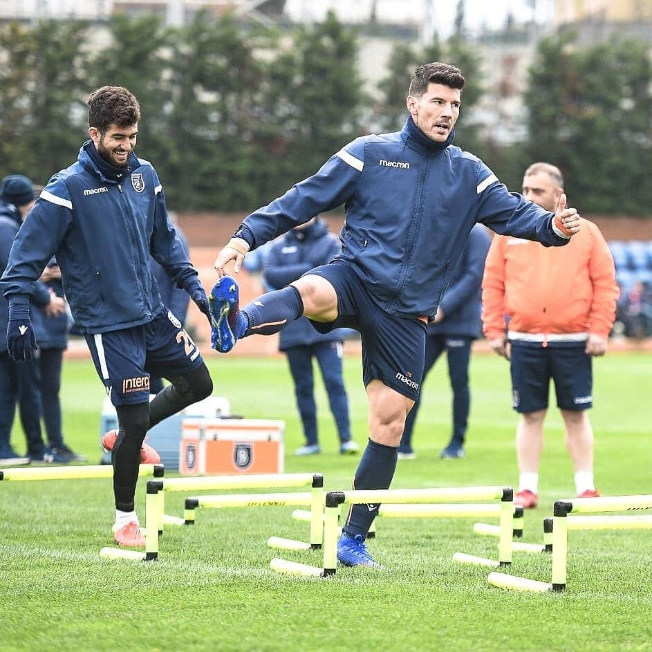 ミロシュ・ヨイッチさんのインスタグラム写真 - (ミロシュ・ヨイッチInstagram)「Antrenman ✔ 💪⚽❤ #training #ibfk #mj28」3月27日 22時42分 - _zeka92