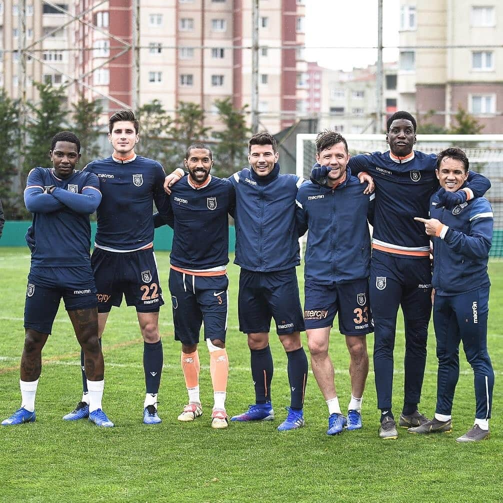 ミロシュ・ヨイッチさんのインスタグラム写真 - (ミロシュ・ヨイッチInstagram)「Antrenman ✔ 💪⚽❤ #training #ibfk #mj28」3月27日 22時42分 - _zeka92