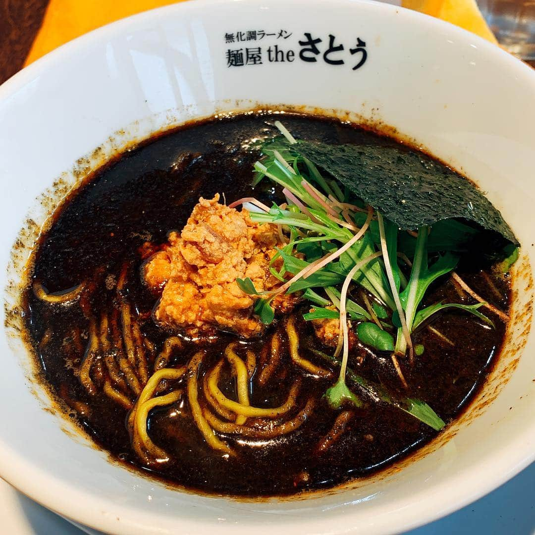 ガーラ・アマノ クリエイティブ部さんのインスタグラム写真 - (ガーラ・アマノ クリエイティブ部Instagram)「土曜ラーメンランチ隊出動🍜 この日は山王にある前からインスタ見て気になっていた麺屋theさとうさんへ！！ メニューが色々あってとってもとっても悩む🤔 ご主人1人でやってるのに元気の良さと物腰の低さに敬意を評したいくらいでした👏🏻✨ 坦々麺の赤と黒､しょうゆラーメン､節ラーメン､あごだしラーメンなどみんな思いのままにオーダー🔔 麺の種類も味も選べて組み合わせは無限にありそうです∞🌟 恐らく優柔さんは悩みまくるであろう🤣 山王もラーメン激戦区のひとつ！ 1つずつ攻略していく所存です(･ω･)ﾉ  #秋田 #秋田市 #秋田市ラーメン #秋田市山王 #秋田ラーメン #ラーメンランチ #麺屋theさとう #ラーメン #麺スタグラム #土曜ラーメン部 #ランチ #ガーラアマノ」3月27日 22時43分 - gala_amano