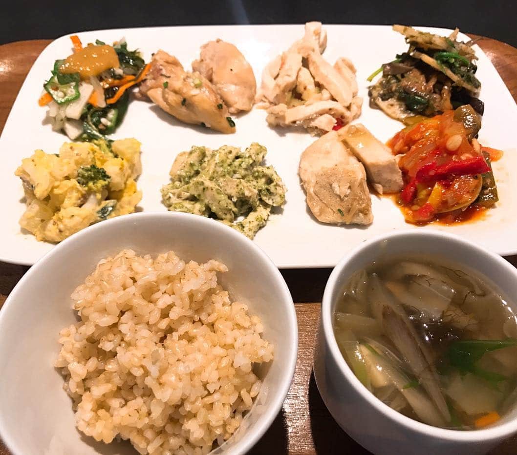 西谷綾子のインスタグラム：「✴︎ トータルワークアウト併設のカフェ 「TOTALFOODS」 ・ 高タンパク質・低脂肪・低糖質はもちろんっ😆👍一般的な食品よりも栄養価が高いと言われているスーパーフードも沢山入っていますよ🍽😋💓 ・ 毎日14種類用意されていて、その中から8種っ😆 ・ しかも味付けが絶妙っ😍👏 バジル、酢味噌和え、塩こうじ、マスタード風味ココナッツ掛けなど普段味わえない美味しさ☺️🌟 ・ 日刊ゲンダイ♡毎週水曜日 「カラダを変える‼︎健康レストラン」 ・ 【綾子RUN】 スピード練も再開🐾🏃 800m×5本。 #トータルワークアウト での筋力・バランストレーニングこれからに向けさらに強化😎 身体のラインもっと良くなりたーいっ！！！👊👊 ・ #美しく #健康的なカラダ #トータルフーズ #六本木ヒルズ #高タンパク質 #低脂肪 #低糖質 #スーパーフード #モリンガ #キヌア #スピルリナ #ヤーコン #ビーツ #superfoods #healthyfood #good #cafe #lunch」