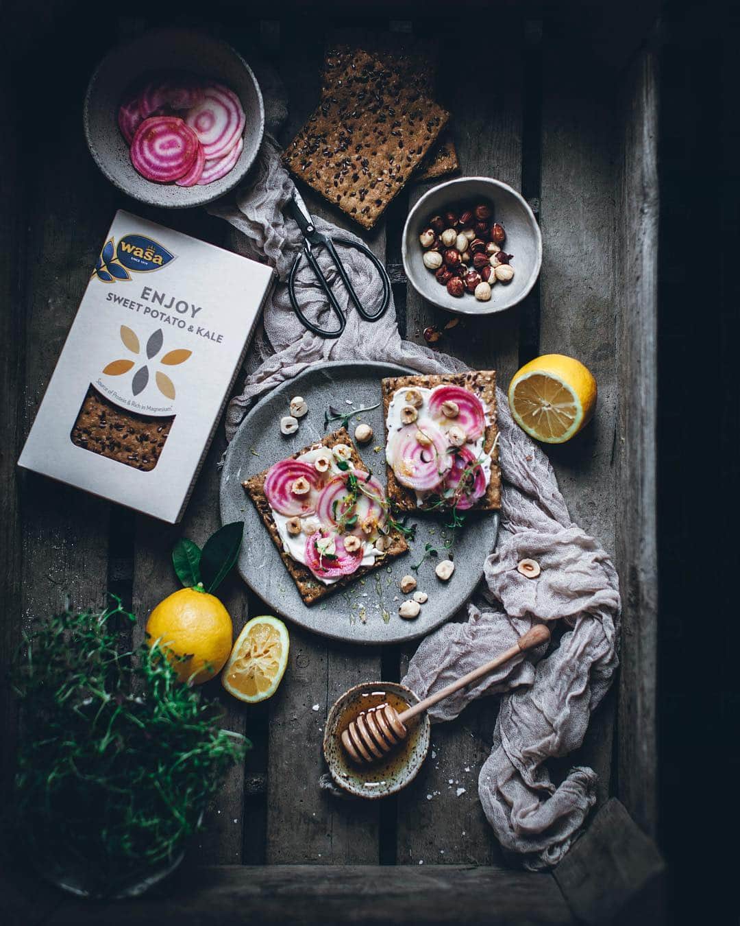 のインスタグラム：「Jag har så länge jag kan minnas varit slarvig med att äta frukost och mellanmål vilket inte direkt ger de bästa förutsättningarna för dagen. Sedan jag började experimentera med olika pålägg har det blivit så mycket roligare! Nog för att enkla pålägg som smör och ost är gott, men att ta sig tiden att verkligen omsorgsfullt skapa en riktigt bra knäckemacka slår det mesta. Knäckebrödet Enjoy med sötpotatis och grönkål från @wasabrod har jag toppat med färskost, tunt skivad polkabeta, rostade hasselnötter, citron, timjan och honung. SÅ fräscht och gott!  #Wasa #knäckebröd #happy #enjoy  For as long as I can remember, I've been bad at eating breakfast and snacks during the day which tends to make me a little cranky. Since I started experimenting with different crispbread toppings, it's become so much fun and something I look forward to! This is a new favorite of mine which is a little sweet but very fresh, sweet potato and kale crispbread topped with cream cheese, candy cane beet, toasted hazelnuts, lemon, thyme and a drizzle of honey.」