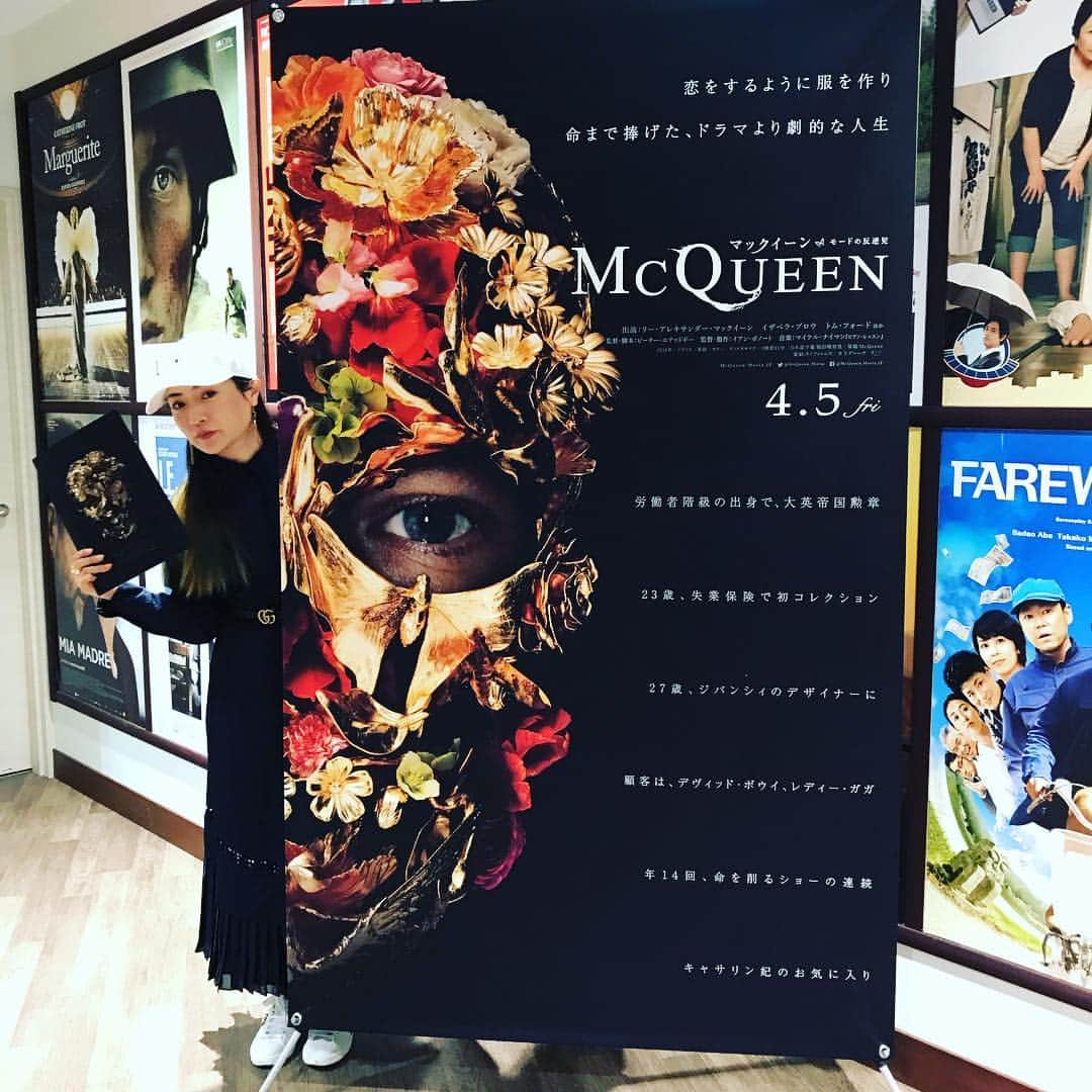 のインスタグラム：「アレキサンダーマックイーンの訃報が飛び込んできたのが、え…あれ、2010年2月て。もう9年も経つのかぃ…  オンプラ明けの水曜は頭が朦朧としてるから(しかも昨夜は最終回ゆえ、なんだかココロが満身創痍ぎみ)、いつもは試写なんて行ったら爆睡確実だから遠慮してるんだが、もう試写終わるよと警笛を受け、アレキサンダーマックイーン モードの反逆児の特別試写会にギリ滑り込みで行ってきました。全く眠気が吹っ飛んだ。  ネットニュースで当時、死因は不明、実母の死の葬儀の前日に自殺とだけ流れてたような気がする。  その死の謎…というか、もはや、何故死に至らなくてはならなかったかが、生前に撮られたドキュメンタリーフィルムや写真、関係者のインタビューのコラージュで構成されている。近年流行のファッション映画ってば、やたら褒め称えよ感強すぎて、そのブランドに心酔しているわけではない者からすると、しらじらしい気分にさせられることが多いのだが、  今作は、故マックイーンの少年時代からのヒストリー、名声の影にあった真っ暗クライクライな闇、その卓越した技術と天才的ひらめきがスパークしたショー、気も狂わん…てか狂うだろな繁忙ぶり、よく親しんだ仲間たちからみた彼の人柄、が見事に昇華したマックイーン版THIS IS IT。  マックイーン…なんかゴシックかつアーティなカッチョいい服作るイカついイギリス人🇬🇧てイメージだけしかなかった人でも胸に込み上げるものある一本でした…4月5日からトーホーシネマズ他でロードショーです #McQueen #アレキサンダーマックイーン #マックイーンモードの反逆児 @mcqueen_movie #帰ってマックイーンの分厚い作品集をもう一度見直さなきゃ #マックイーン週間  ちなみに、特別試写だったので帰りにコスメのお土産たくさんいただきますた⭐️❤️ #ローラメルシエ の大人気だという #キャビアスティックアイカラー これ、めっちゃ瞼の上での肌滑りもいいし、色もよい〜！使えるっ👌そしてお粉でカラーをミックスできるのかな？リップパウダーのパレットまでいただいちまいました😆 #眠い目こすっていった甲斐  #ラッシュ」
