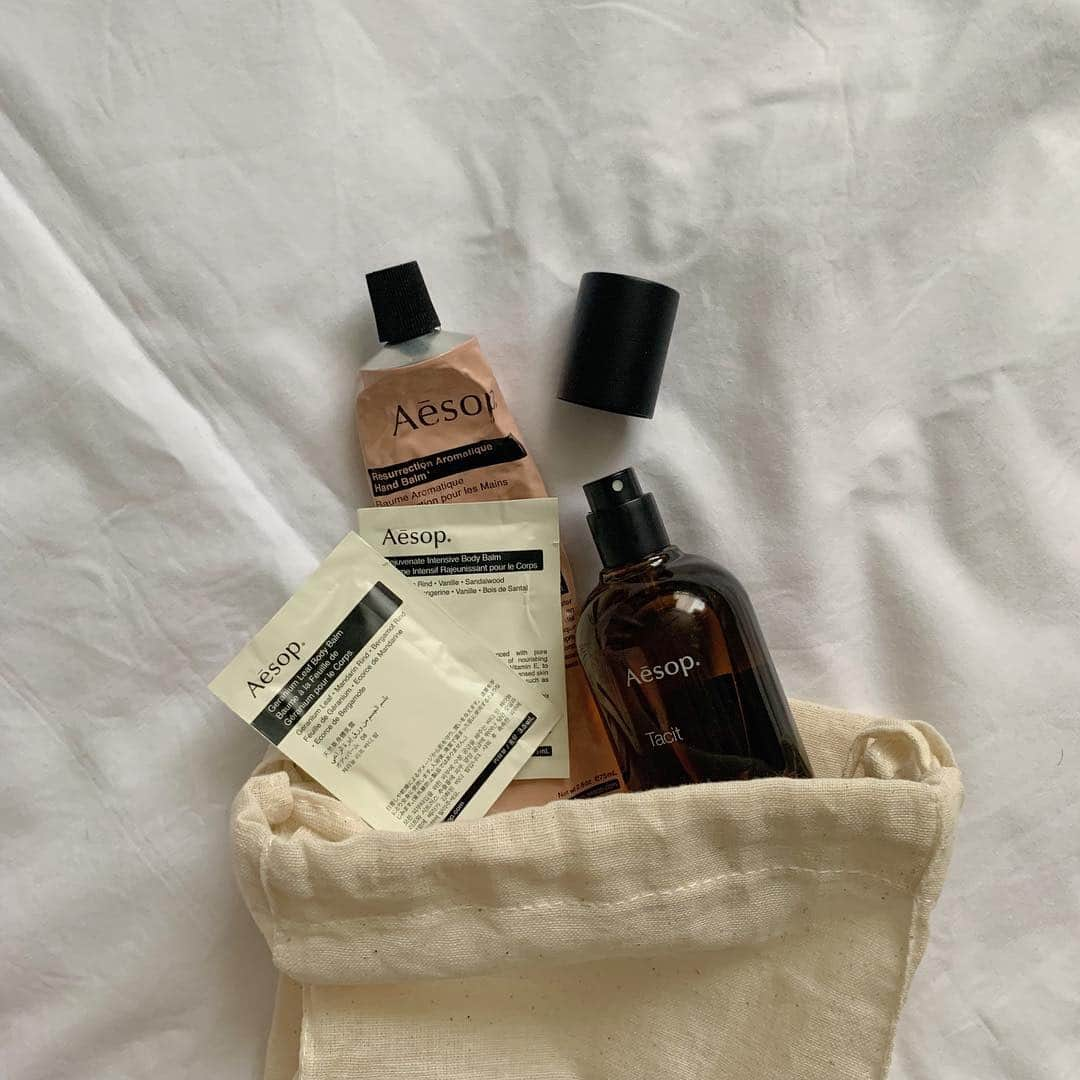 さいとうなるさんのインスタグラム写真 - (さいとうなるInstagram)「🧴🧴🧴 , この前、#aesop の#tacit を購入しました◎ 朝出かける前に2プッシュぐらい 手首と首に着けて出てきてます , , 香りがしっかり残るから 2プッシュぐらいでも 3〜4時間は持続します👐 , , どんどん身の回りにaesopが増えてうれしい🐶💕 , , #aesoptacit#イソップ#ナチュラルフレグランス#tacit#ベージュ#アースカラー#くすみカラー部#くすみカラー好き#フレグランス#インテリア#置き画くら部 #スキンケア #instagood #aesopskincare #cosmetics #ナチュラル#イソップハンドクリーム #aesopjapan」3月27日 22時54分 - naru060708