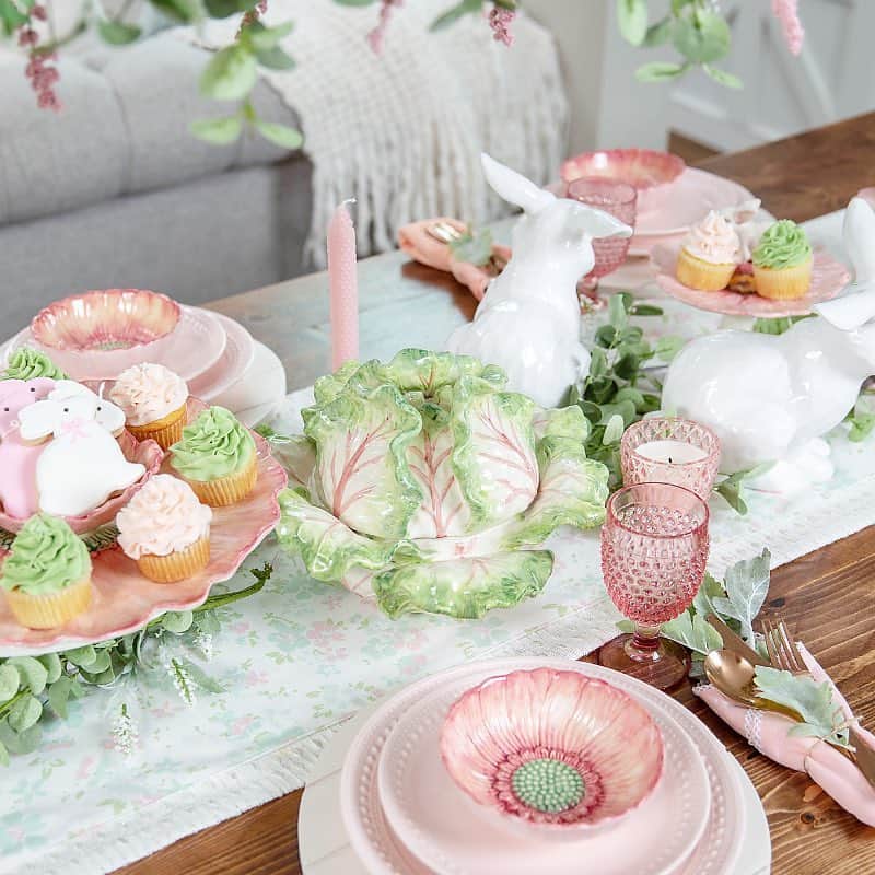 HomeGoodsさんのインスタグラム写真 - (HomeGoodsInstagram)「With each tablescape, style expert @jennyreimold looks for one distinct find to serve as inspiration. For Easter, she created two distinct looks from one ceramic bunny. Find what inspires your celebrations. Find it for less. #GoFinding #HGPartner」3月27日 23時03分 - homegoods