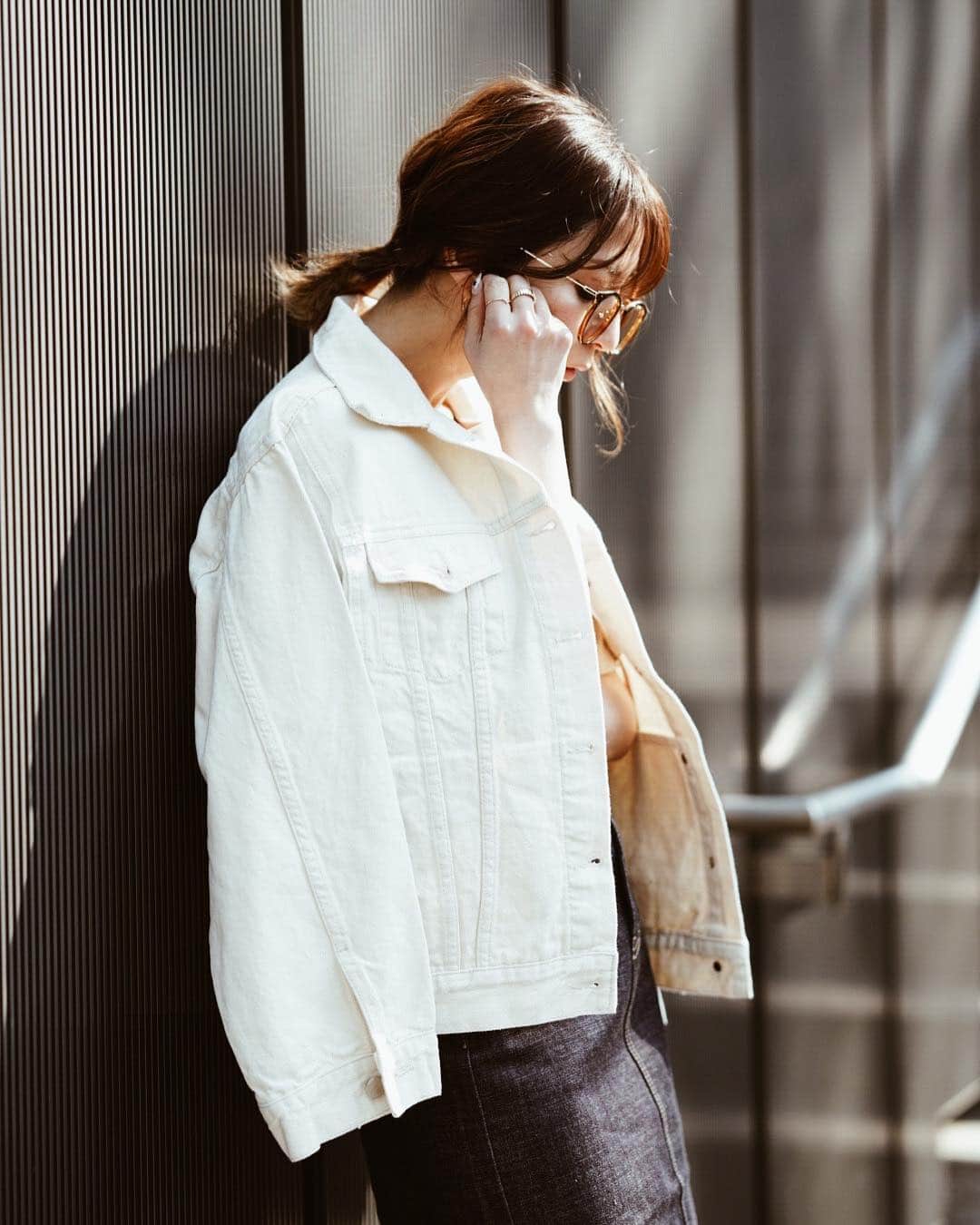 のインスタグラム：「明日は20時から、 @marque_official 新作＆再入荷発売があります☺️🌸 お問い合わせが多かったワンピース、伊達眼鏡の再入荷に、 春に大活躍するデニムジャケット、 デニムスカート、 スタイリングのポイントになる ベルトの5型を発売します♡ 是非チェックして下さい💕 @marque_official ・ ・ ・ ・ #coordinate#ootd#outfit#fashion#blogger#japan#marque#marqueofficial#marqueimport#マルク#春コーデ#春#デニム#denim」