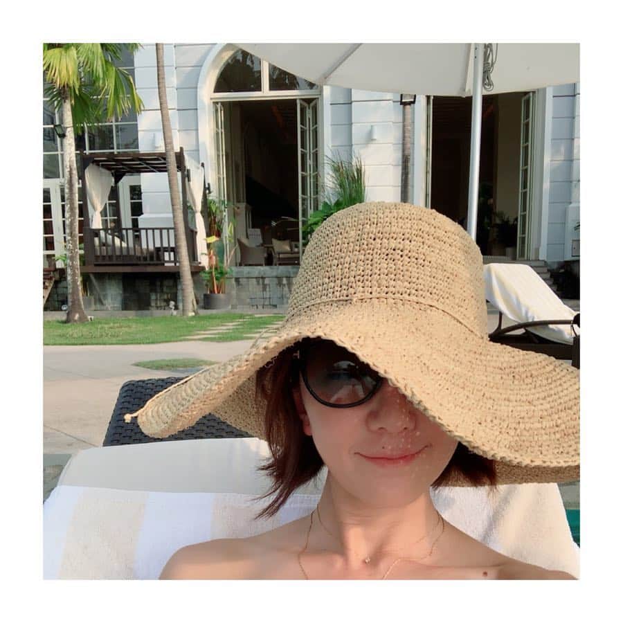のインスタグラム：「ランカウイレポートしつこく続きます😂 ・ 3日目はアンダマン海に面した5つ星ホテル、#thedannalangkawi に宿泊。高級ホテルにお得に泊まれるのがやはりマレーシアの魅力。物価が安いのを最大限に活用し、折角ならば良いホテルでのんびり何もしない贅沢を満喫したい。 ・ この @the_danna_langkawi はそんな過ごし方にぴったり！ ランカウイ最大のインフィニティプールと その先のエメラルドグリーンのアンダマン海、そしてお隣のマリーナからはクルーザーがお目見え。 もうそれだけで時間を忘れてぼーっと眺めて居られる！ ・ シックなインテリアでまとめられた広々としたお部屋も素敵。 ・ ・ #malaysia #langkawi #island  #trip #travel  #女子旅 #婦人旅 #bba旅 なのに #ロマンティックホテル #インフィニティプール」