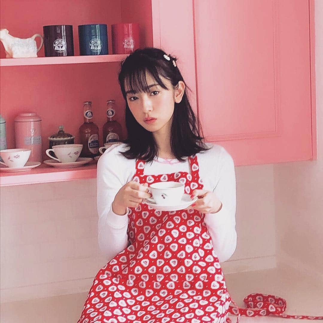 bis_web bis [ビス] さんのインスタグラム写真 - (bis_web bis [ビス] Instagram)「.﻿ ﻿ #offshot﻿ ﻿ bis5月号の﻿ 「My Tiny Room by Hinatazaka 46」より﻿ 日向坂46 金村美玖ちゃんの﻿ 可愛すぎるエプロン姿を先行公開。﻿ ﻿ ﻿ 4/1発売の本誌もお楽しみに…🧁❤︎﻿ ﻿ ﻿ ﻿ ﻿ #オフショット #日向坂46 #金村美玖﻿ #エプロン #カップケーキ #ティータイム﻿ #可愛いお部屋のつくり方 #マイルーム﻿ ﻿」3月27日 23時00分 - bis_web