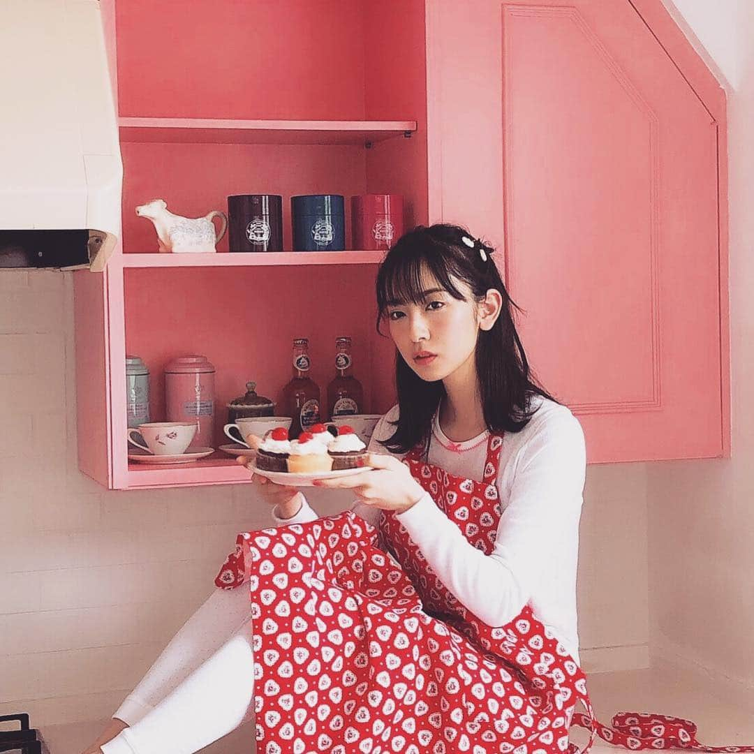 bis_web bis [ビス] さんのインスタグラム写真 - (bis_web bis [ビス] Instagram)「.﻿ ﻿ #offshot﻿ ﻿ bis5月号の﻿ 「My Tiny Room by Hinatazaka 46」より﻿ 日向坂46 金村美玖ちゃんの﻿ 可愛すぎるエプロン姿を先行公開。﻿ ﻿ ﻿ 4/1発売の本誌もお楽しみに…🧁❤︎﻿ ﻿ ﻿ ﻿ ﻿ #オフショット #日向坂46 #金村美玖﻿ #エプロン #カップケーキ #ティータイム﻿ #可愛いお部屋のつくり方 #マイルーム﻿ ﻿」3月27日 23時00分 - bis_web