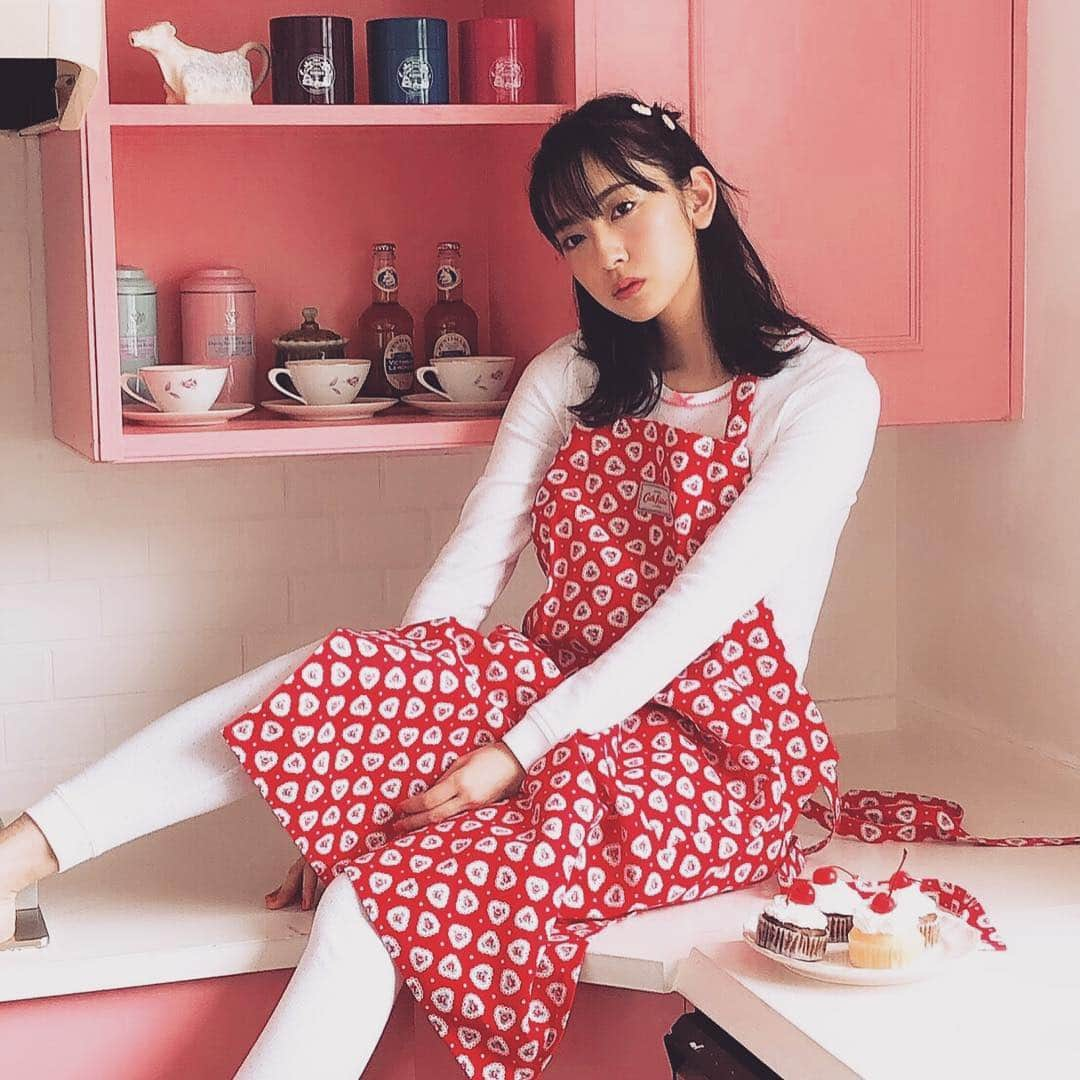 bis_web bis [ビス] さんのインスタグラム写真 - (bis_web bis [ビス] Instagram)「.﻿ ﻿ #offshot﻿ ﻿ bis5月号の﻿ 「My Tiny Room by Hinatazaka 46」より﻿ 日向坂46 金村美玖ちゃんの﻿ 可愛すぎるエプロン姿を先行公開。﻿ ﻿ ﻿ 4/1発売の本誌もお楽しみに…🧁❤︎﻿ ﻿ ﻿ ﻿ ﻿ #オフショット #日向坂46 #金村美玖﻿ #エプロン #カップケーキ #ティータイム﻿ #可愛いお部屋のつくり方 #マイルーム﻿ ﻿」3月27日 23時00分 - bis_web