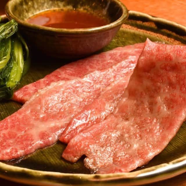 東京カレンダーさんのインスタグラム写真 - (東京カレンダーInstagram)「サッと炙って供されるこちらの一品は、和牛ならではの脂の旨みを存分に堪能できる。そのまま食べても旨いが、野沢菜を巻いてすだちポン酢を付けて食べるとまた違った美味しさを楽しめるのだ。 #東京カレンダー #東カレ #tokyocalendar #目黒 #酒場シナトラ #秋田牛の焼きしゃぶ」3月27日 23時03分 - tokyocalendar
