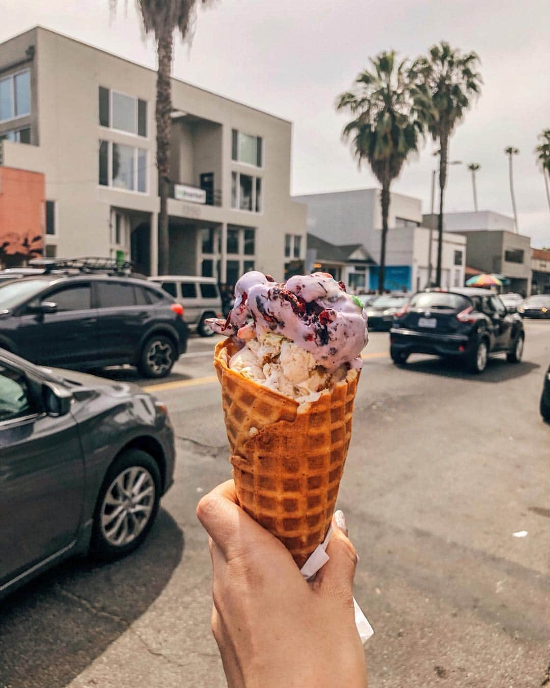 青田夏奈さんのインスタグラム写真 - (青田夏奈Instagram)「L.A 1日1アイス🍦  アイスは寒いから普段そんなに食べないけど 海外ではいつも海外マジックが起きる。  アメリカンなアイスが好きらしい🐷  住んだらあっとゆう間に太りそw ・ ・ ・ ・ ・ #la#losangeles#america#genic_mag#girlstrip#genic_travel#tabimuse#funtotrip#dearmuse_photo#tabijo#saltandstraw#アボットキニー#ロサンゼルス#アメリカ#女子旅#タビジョ#マイトリ#たびじょ#海外旅行#旅muse#旅好き#今だからできる旅#旅スタグラム#カメラ女子#旅好き女子」3月27日 23時03分 - kana_aota