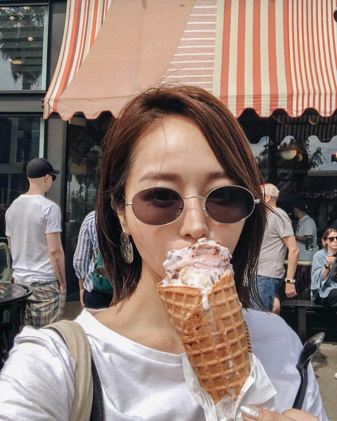 青田夏奈さんのインスタグラム写真 - (青田夏奈Instagram)「L.A 1日1アイス🍦  アイスは寒いから普段そんなに食べないけど 海外ではいつも海外マジックが起きる。  アメリカンなアイスが好きらしい🐷  住んだらあっとゆう間に太りそw ・ ・ ・ ・ ・ #la#losangeles#america#genic_mag#girlstrip#genic_travel#tabimuse#funtotrip#dearmuse_photo#tabijo#saltandstraw#アボットキニー#ロサンゼルス#アメリカ#女子旅#タビジョ#マイトリ#たびじょ#海外旅行#旅muse#旅好き#今だからできる旅#旅スタグラム#カメラ女子#旅好き女子」3月27日 23時03分 - kana_aota