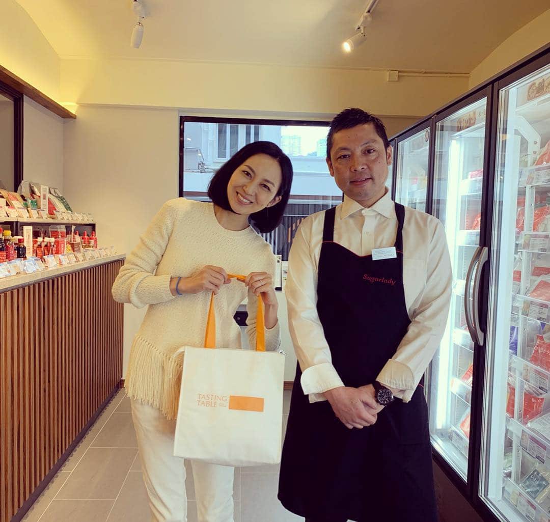 砂賀美希さんのインスタグラム写真 - (砂賀美希Instagram)「週末。帰国直前に開催した#オーガニック のWS。 オーガニックの定義から #オーガニック認証 の話、#香港 オーガニック事情などを座談会形式でざっくばらんに話す会になりました。 ・ ここは香港。 中国からの野菜もスーパーに並んでいる国でもあり、米、肉や乳製品などは他の国からの輸入ものがほとんど。スーパーでも購入するときにどういう基準で買えば良いのか悩む、という方もいらっしゃいました。 ・ 「なにからオーガニックにすれば良いかわかって良かった・子育て中のママやヘルパーさんにも伝えたい内容でした・初めて聞くことばかりでした・オーガニックの基礎を学べて良かったです」などの感想もありがとうございました。 ・ 海外、特にアジア圏ではオーガニック認証の有無で選ぶことはまだまだ大事かなと思ってます。第三者機関を通して安全性が保たれている証、なので。 次に信頼しているスーパー、販売先から買うこと。#シュガーレディ さんのような安全性をきちんと表示してくれているところを選ぶことが大切。シュガーレディさんにも #有機jas 認証を受けている商品がたくさんあります。 ・ 今回尽力してくださった、シュガーレディの木坂さん。ステキな場所をご提供いただきありがとうございました😊 ・ たくさんのご縁に恵まれてこの度開催できました。また香港でできるといいな🇭🇰🥦😊 ・ #hongkong #organic #hkorganic #有機 #ワークショップ #arigatorganics #海外 #香港で子育て  #海外子育て #布ナプキン #経皮毒 #detox」3月27日 23時03分 - kimiganasu
