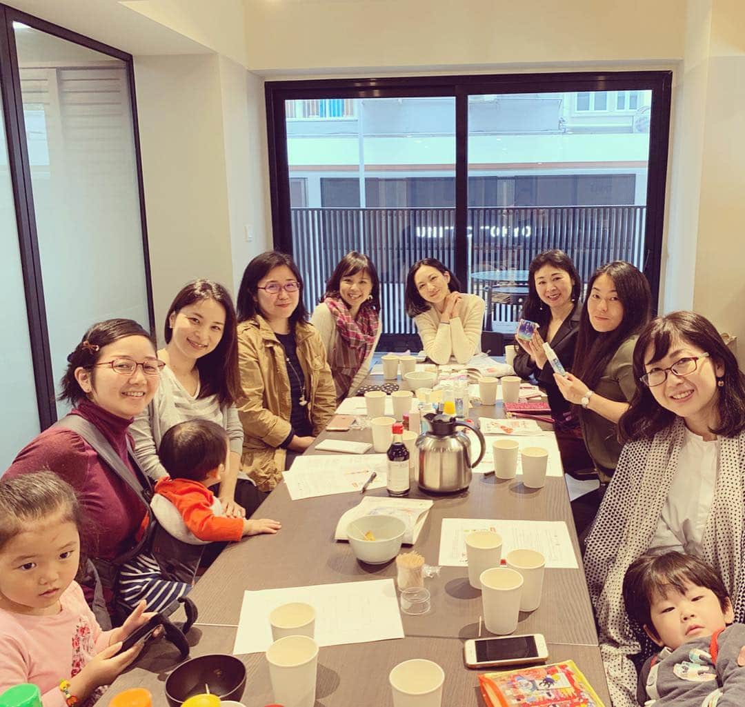 砂賀美希さんのインスタグラム写真 - (砂賀美希Instagram)「週末。帰国直前に開催した#オーガニック のWS。 オーガニックの定義から #オーガニック認証 の話、#香港 オーガニック事情などを座談会形式でざっくばらんに話す会になりました。 ・ ここは香港。 中国からの野菜もスーパーに並んでいる国でもあり、米、肉や乳製品などは他の国からの輸入ものがほとんど。スーパーでも購入するときにどういう基準で買えば良いのか悩む、という方もいらっしゃいました。 ・ 「なにからオーガニックにすれば良いかわかって良かった・子育て中のママやヘルパーさんにも伝えたい内容でした・初めて聞くことばかりでした・オーガニックの基礎を学べて良かったです」などの感想もありがとうございました。 ・ 海外、特にアジア圏ではオーガニック認証の有無で選ぶことはまだまだ大事かなと思ってます。第三者機関を通して安全性が保たれている証、なので。 次に信頼しているスーパー、販売先から買うこと。#シュガーレディ さんのような安全性をきちんと表示してくれているところを選ぶことが大切。シュガーレディさんにも #有機jas 認証を受けている商品がたくさんあります。 ・ 今回尽力してくださった、シュガーレディの木坂さん。ステキな場所をご提供いただきありがとうございました😊 ・ たくさんのご縁に恵まれてこの度開催できました。また香港でできるといいな🇭🇰🥦😊 ・ #hongkong #organic #hkorganic #有機 #ワークショップ #arigatorganics #海外 #香港で子育て  #海外子育て #布ナプキン #経皮毒 #detox」3月27日 23時03分 - kimiganasu