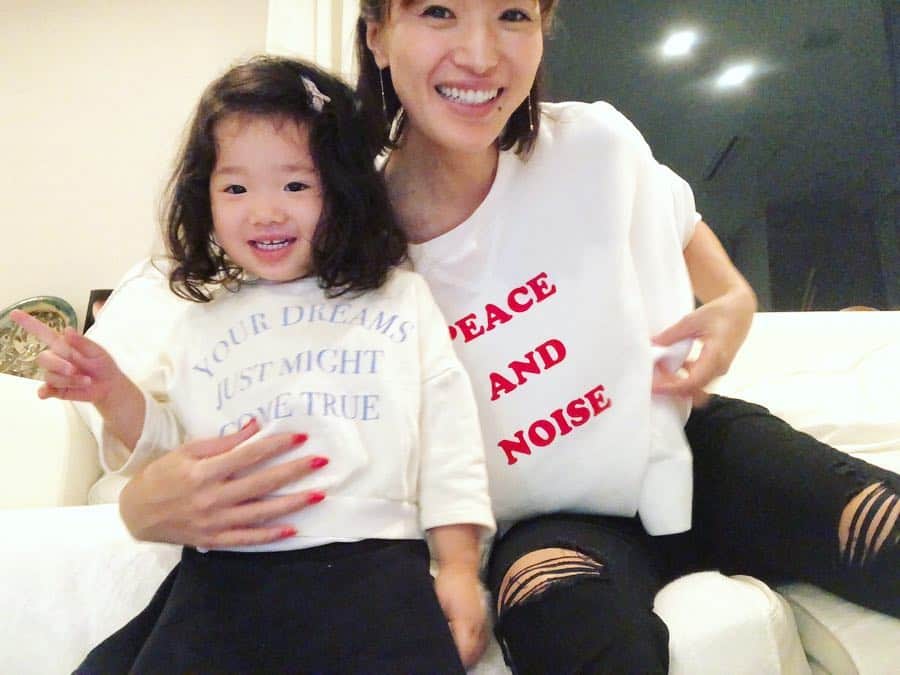 廣瀬規子のインスタグラム：「今日は娘とリンクコーデ👗 私は一目惚れした #undercover のトレーナー。 娘はばあばに買ってもらったトレーナー。 * 最近、やたらと 『マミィ、踊ろ❣️』と、踊りのお誘いを受け、2人で踊っております。。。w * #2歳 #女の子 #リンクコーデ #女の子ママ #娘が私の膝をさすりながら #マミィお怪我痛い ？ #と聞いてくれました #娘よ #ファファファッションです #純粋な優しさに #ダメージデニムを履いている自分が #少し恥ずかしくなってしまったりして🙈 #fashion #kidsandmotherfashion」