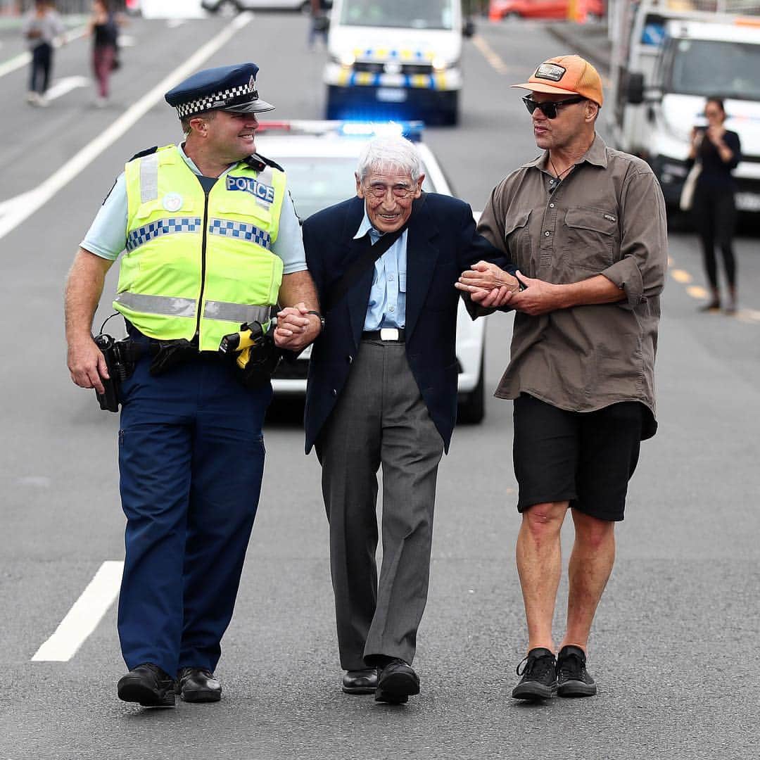 NBC Newsさんのインスタグラム写真 - (NBC NewsInstagram)「John Sato, a 95-year-old World War II veteran of the #NewZealand army, was so saddened by the mosque shooting in #Christchurch that he took multiple buses to attend a march against racism in #Auckland. . “I stayed awake quite a lot of the night,” Sato told Radio New Zealand of the night of the shooting. “I didn’t sleep too well ever since. I thought it was so sad. You can feel the suffering of other people.” . 📷 Fiona Goodall / @gettyimages」3月27日 23時08分 - nbcnews